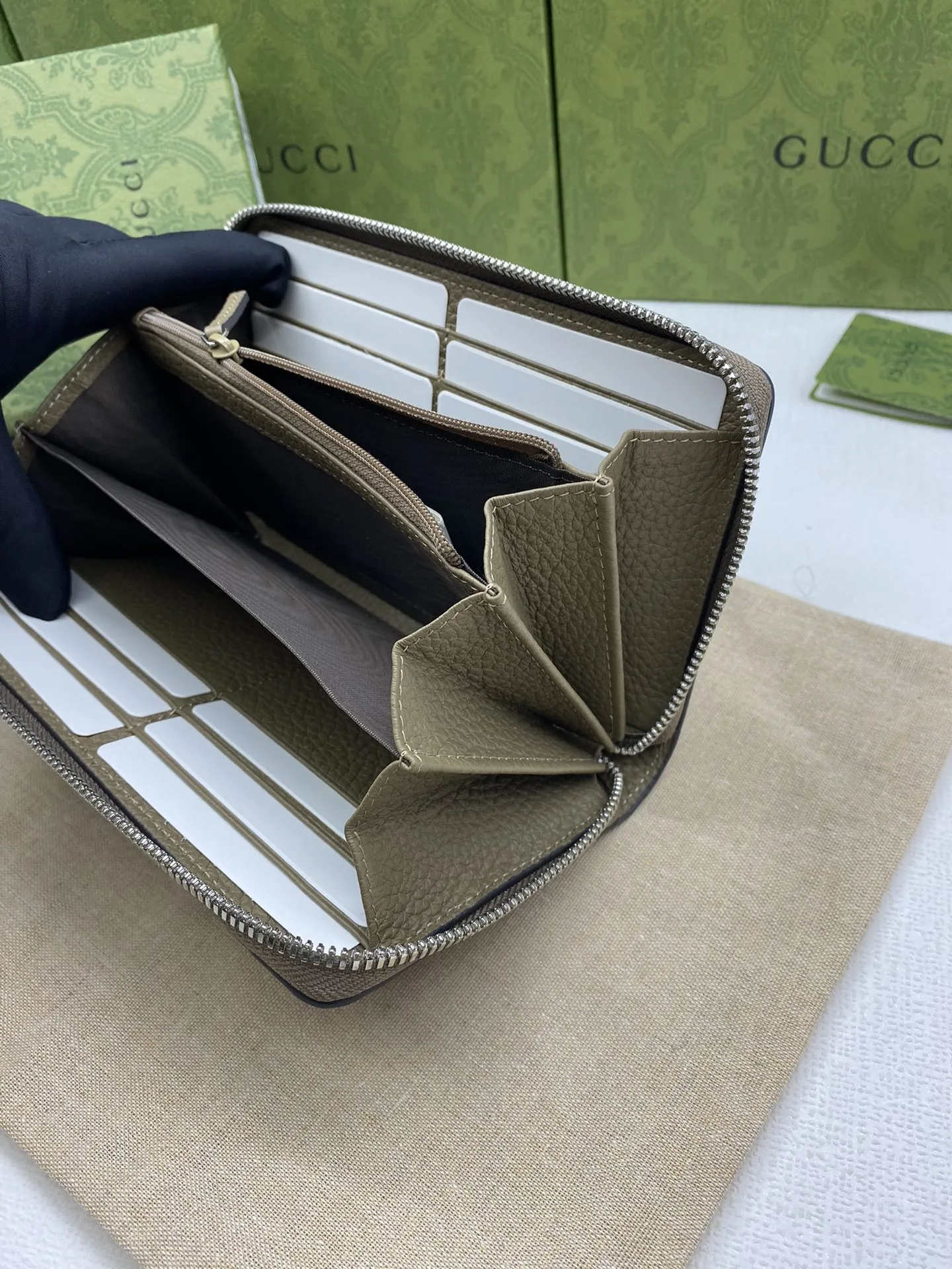 Gucci グレー GGプリント ジップアラウンドウォレット - 画像 (9)