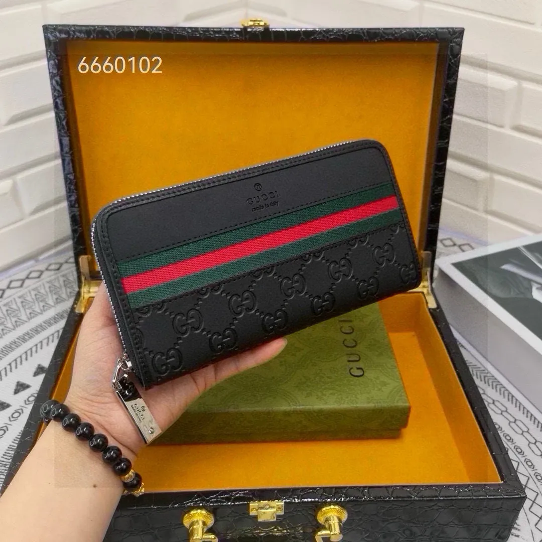 GUCCI 黒色ストライプ長財布小型