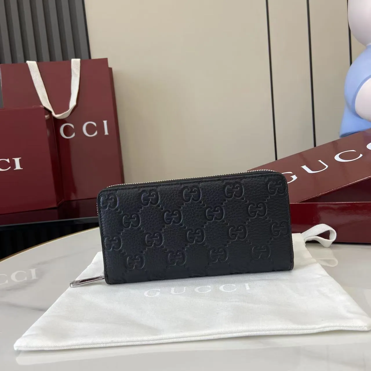 Gucci Imprint ジップアラウンドウォレット 黑色压花 835003