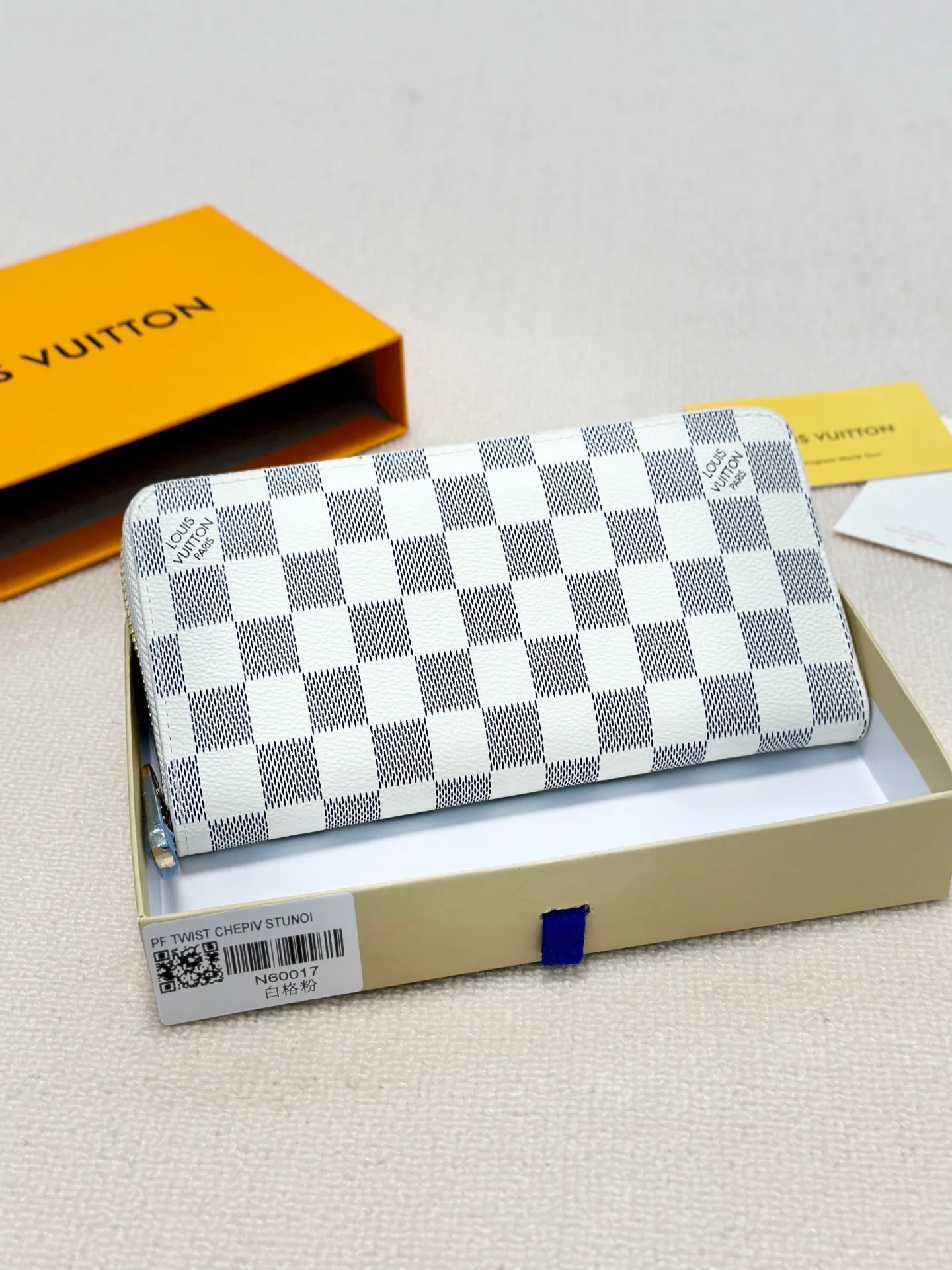 LOUIS VUITTON ホワイトチェック シングルジップ財布