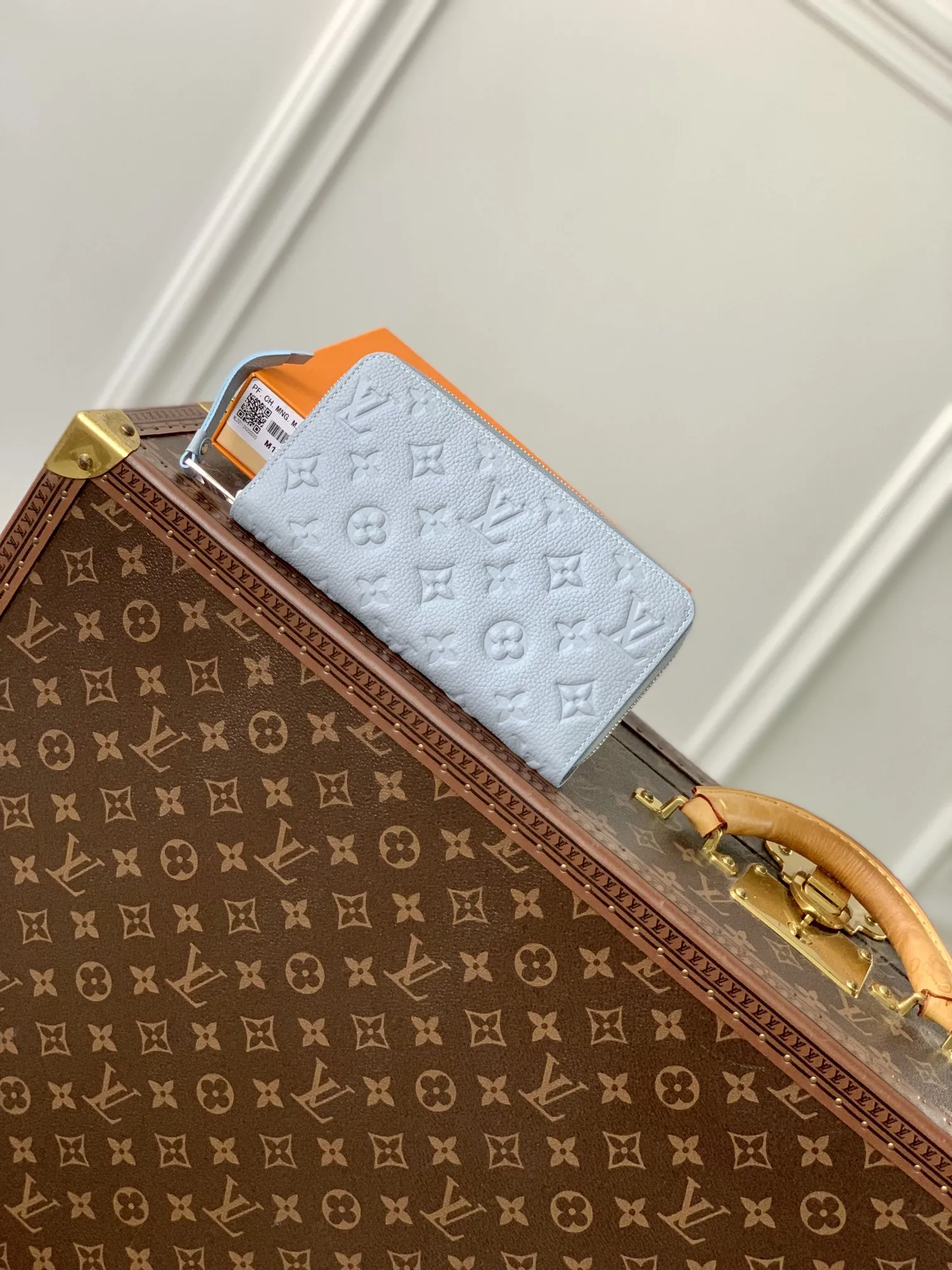 Louis Vuitton ライトブルー Zippy Wallet
