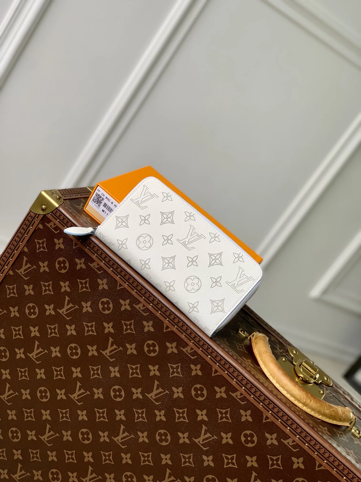 LOUIS VUITTON 白 ジッパーウォレット M11745