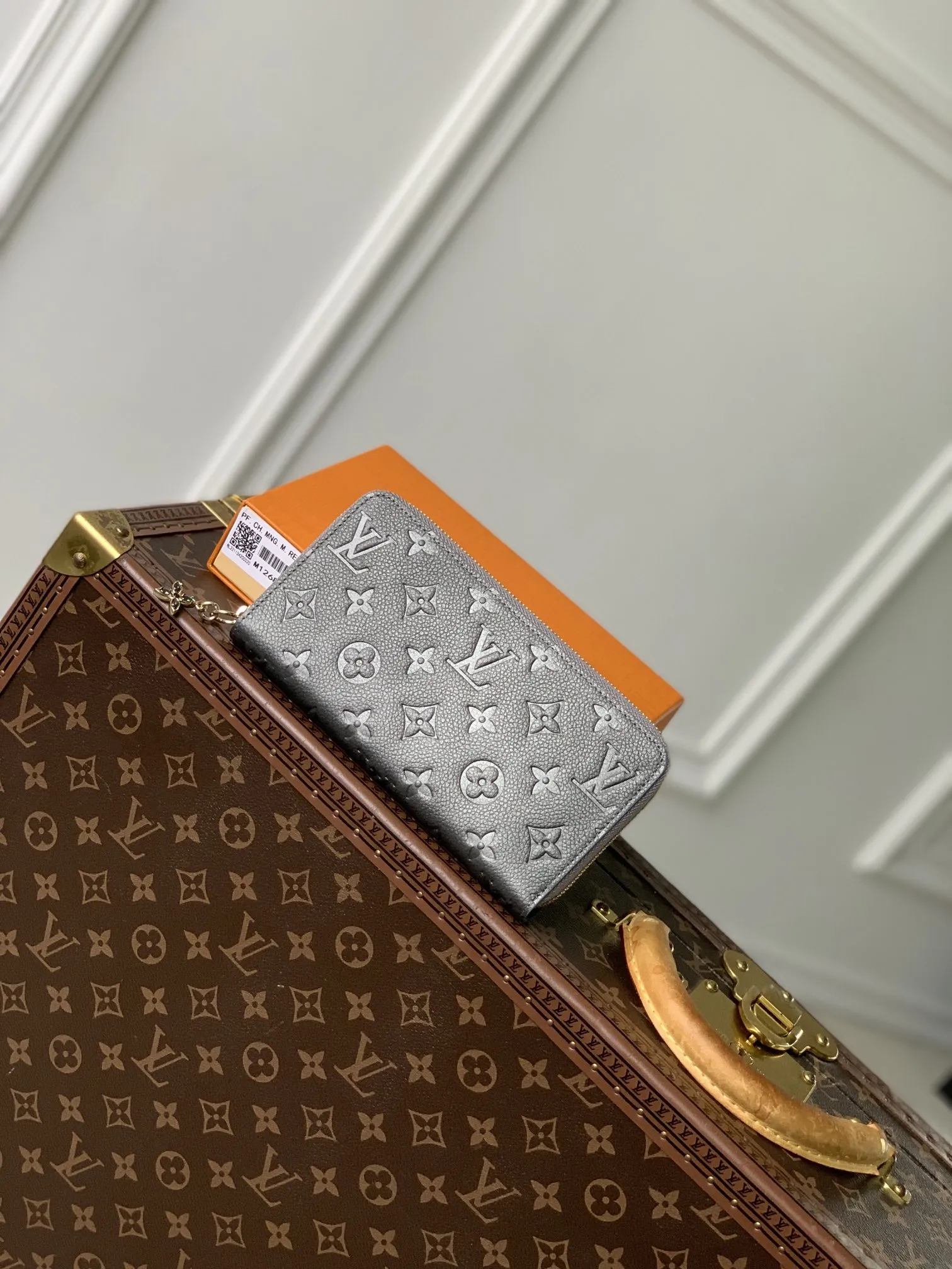 Louis Vuitton パールグレー LV SKI ウォレット・クレール