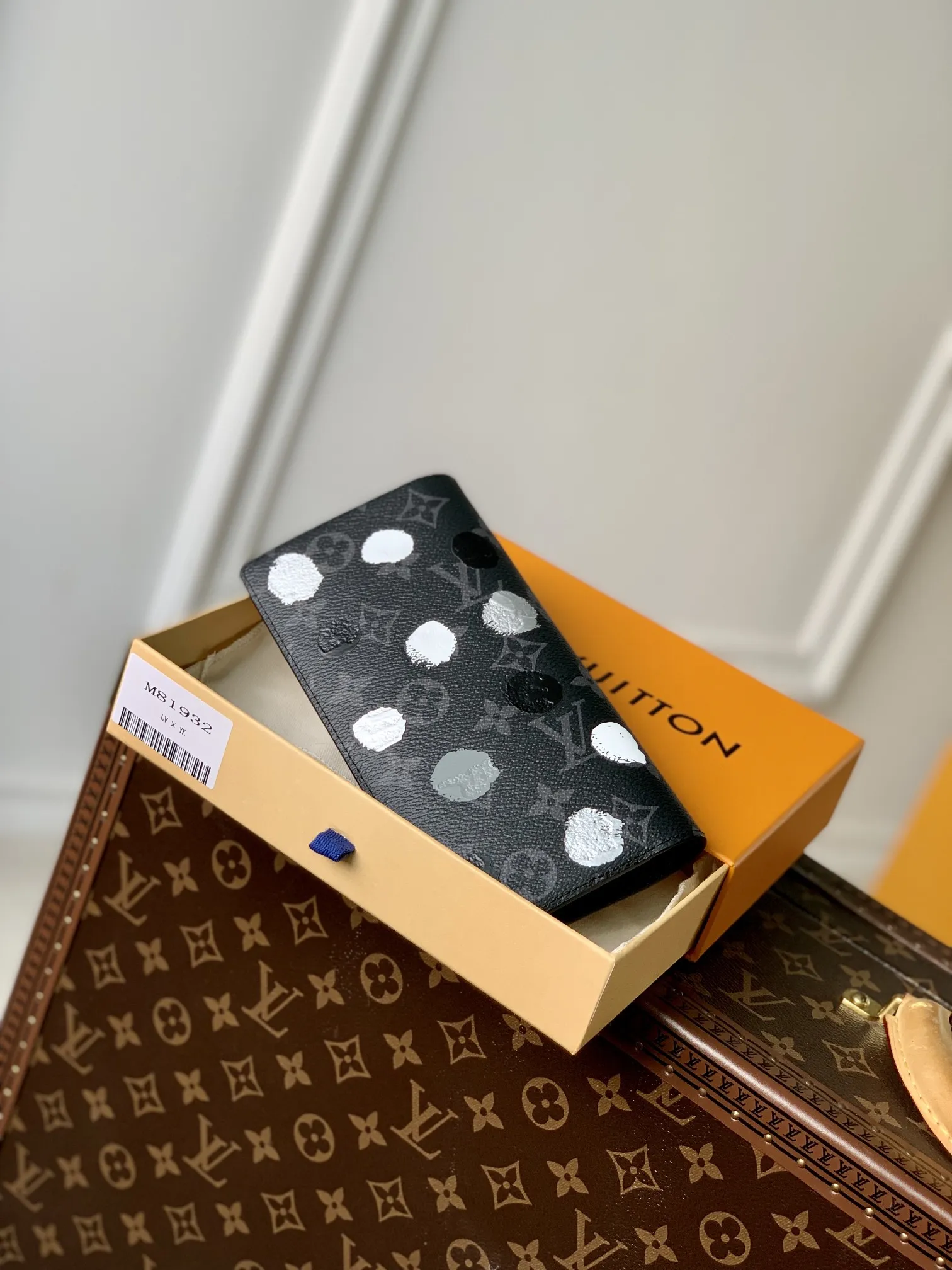 ルイヴィトン 黒 草間弥生コラボ財布