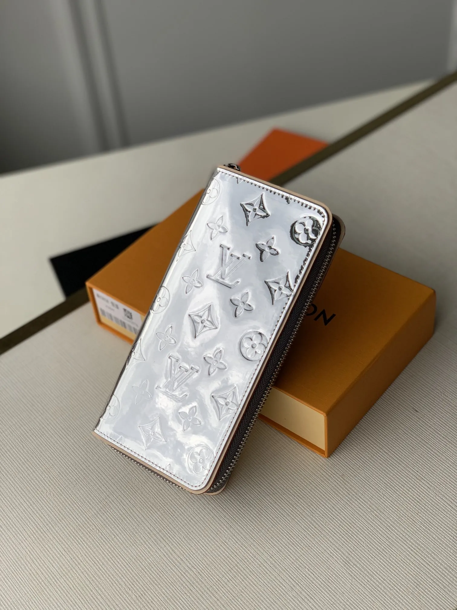 LOUIS VUITTON シルバー ZIPPY VERTICAL 財布