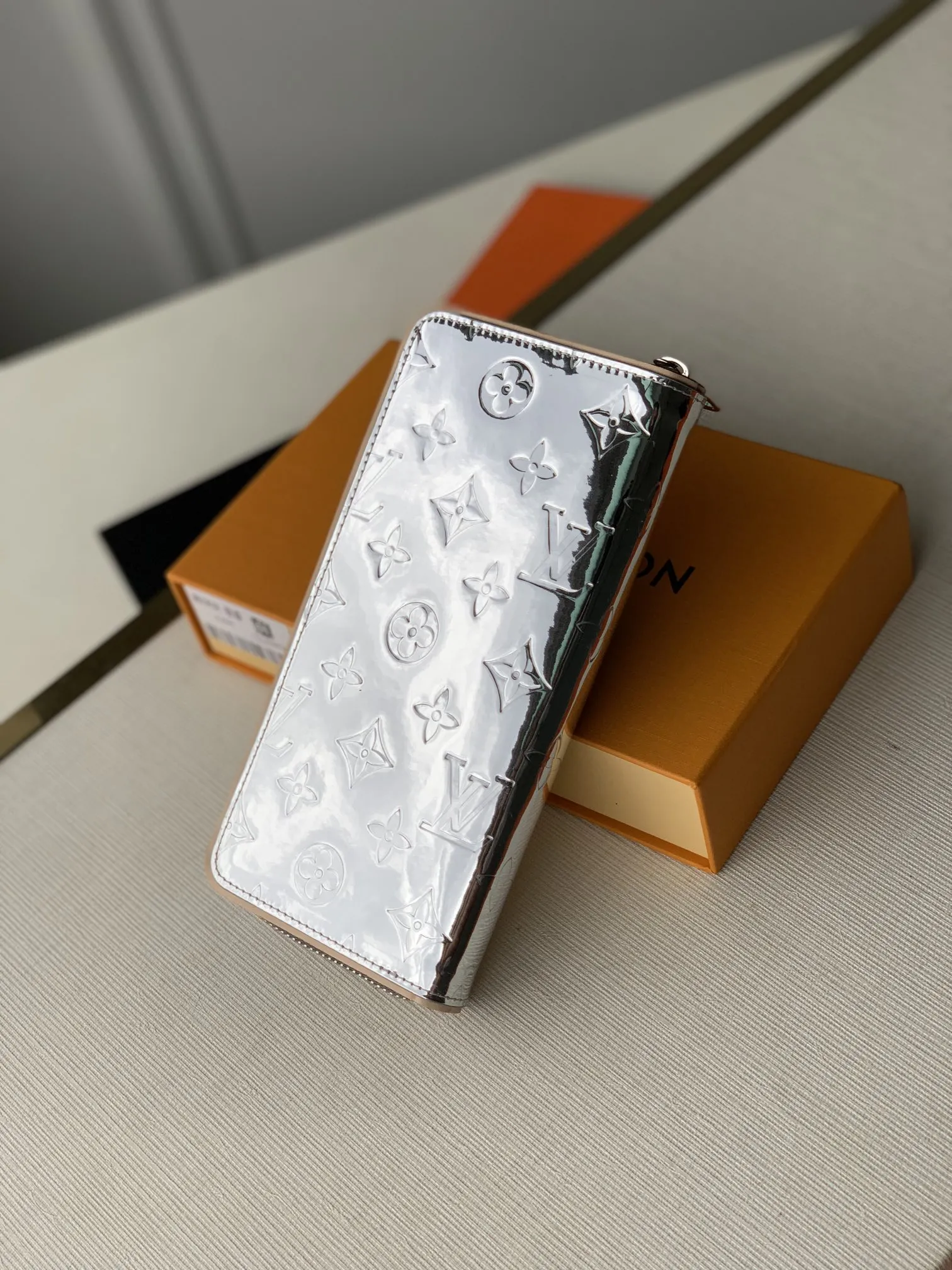 LOUIS VUITTON シルバー ZIPPY VERTICAL 財布 - 画像 (3)