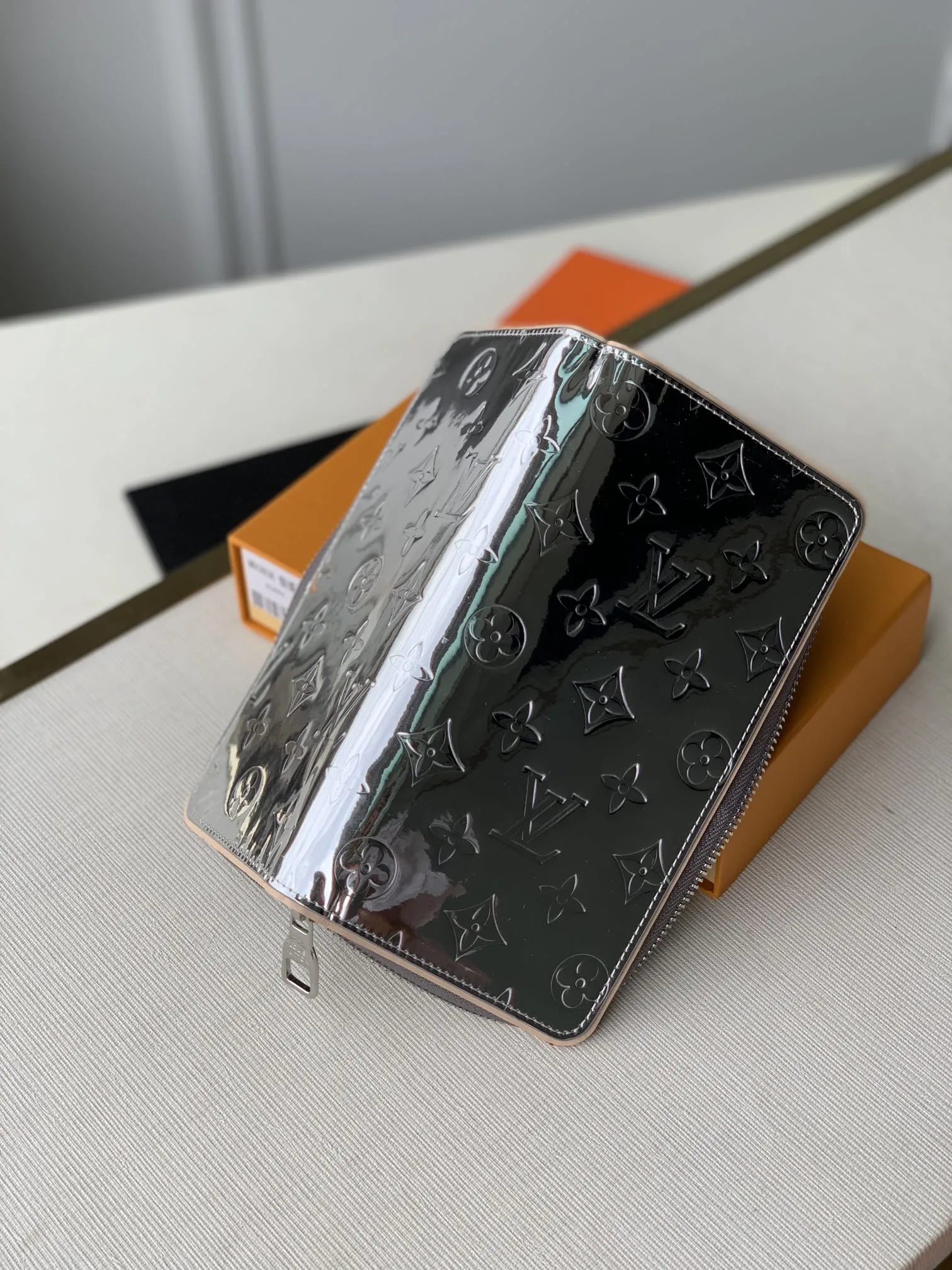 LOUIS VUITTON シルバー ZIPPY VERTICAL 財布 - 画像 (6)