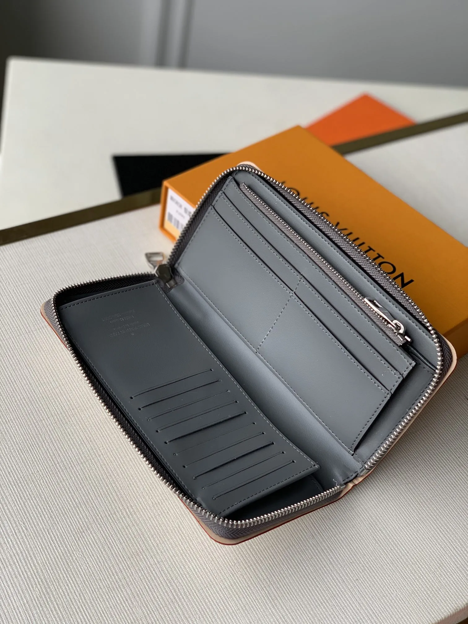 LOUIS VUITTON シルバー ZIPPY VERTICAL 財布 - 画像 (7)