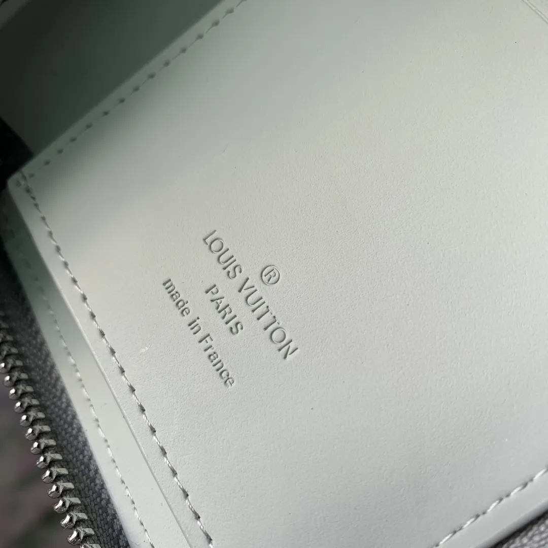 Louis Vuitton ライトブルー Zippy Vertical 財布 - 画像 (5)