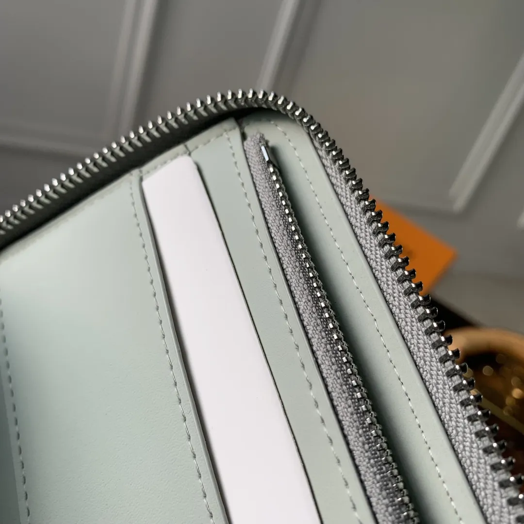 Louis Vuitton ライトブルー Zippy Vertical 財布 - 画像 (7)