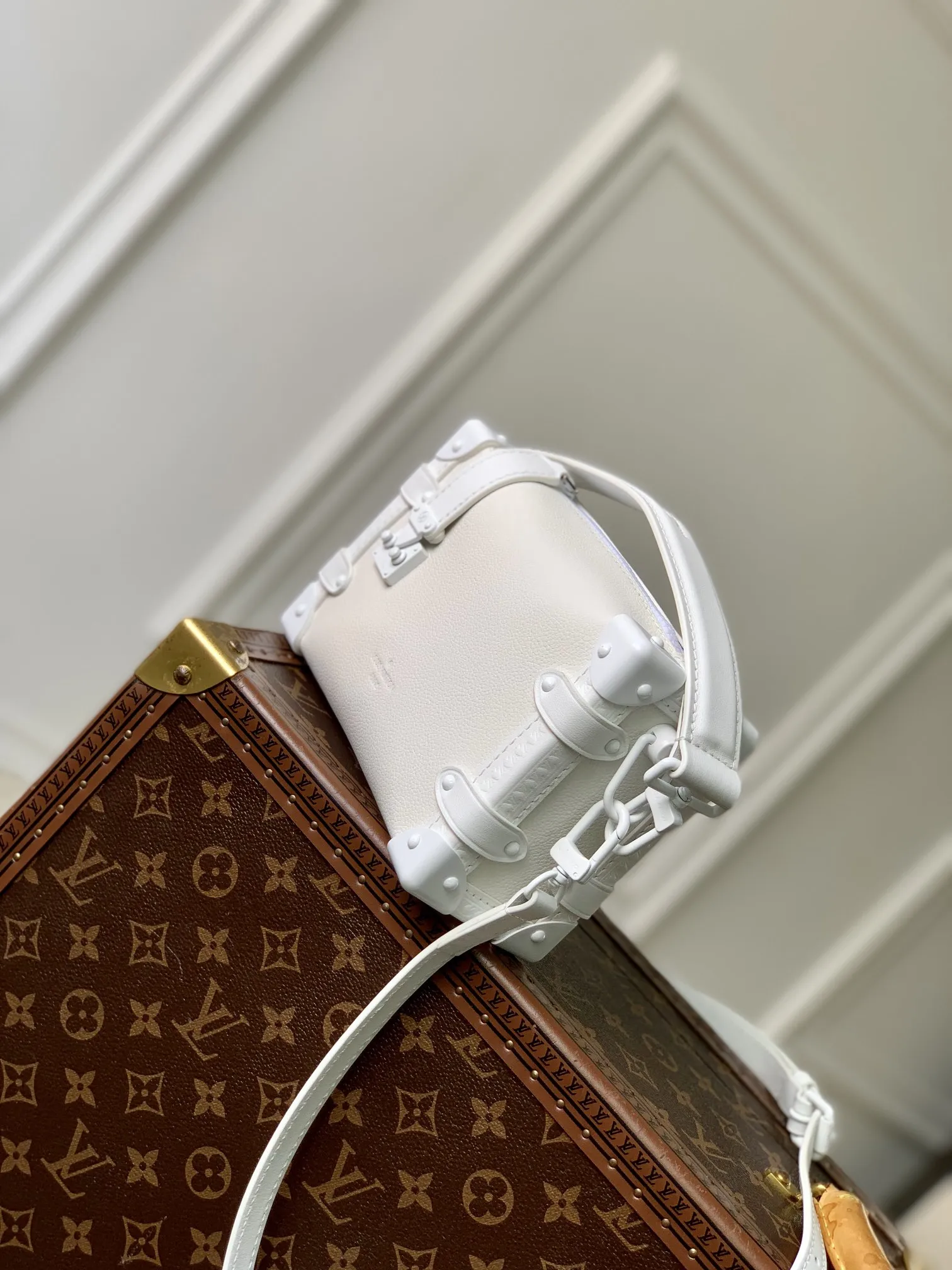 LOUIS VUITTON 白 Side Trunk 小さなハンドバッグ - 画像 (3)