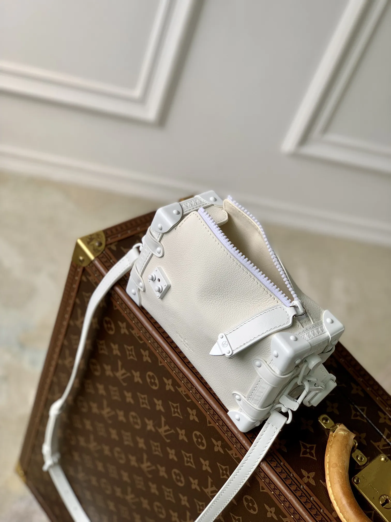 LOUIS VUITTON 白 Side Trunk 小さなハンドバッグ - 画像 (10)