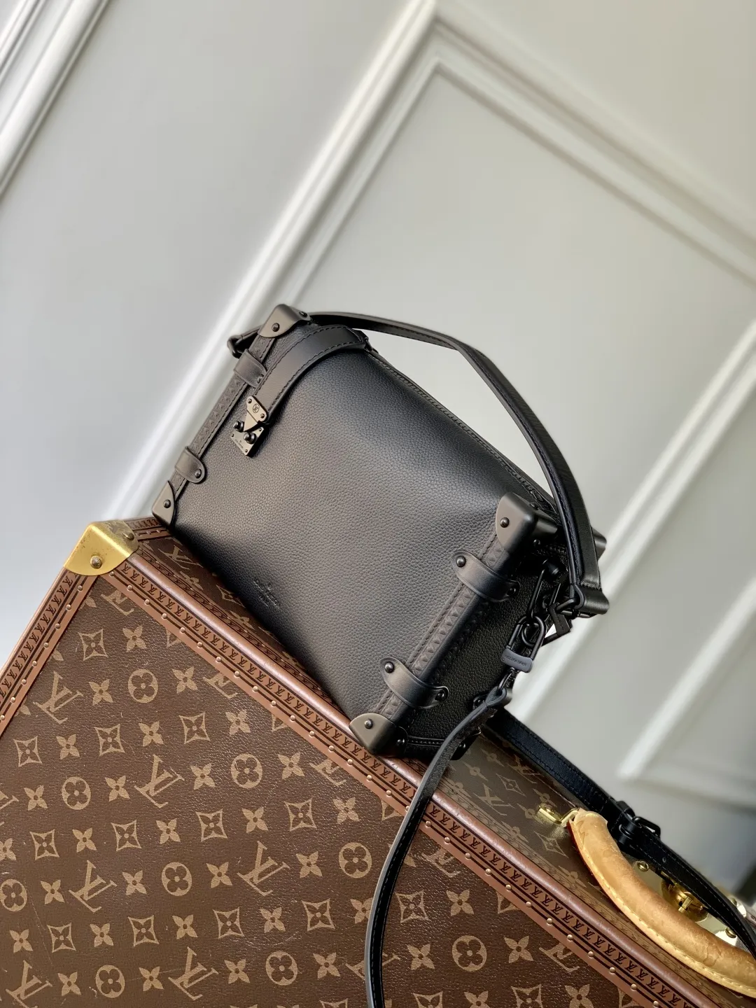 Louis Vuitton ブラック Side Trunk ミディアムハンドバッグ - 画像 (3)