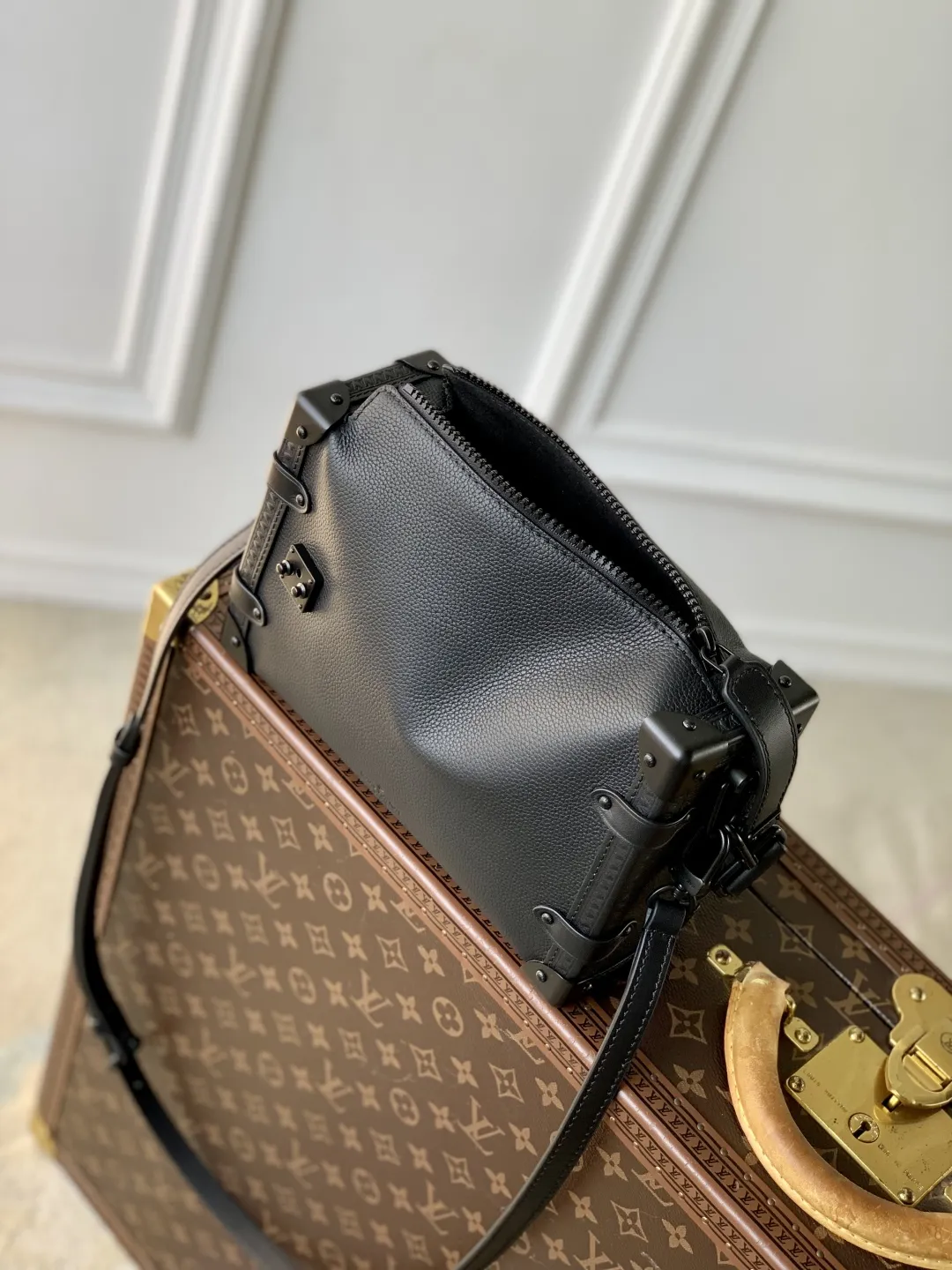 Louis Vuitton ブラック Side Trunk ミディアムハンドバッグ - 画像 (10)