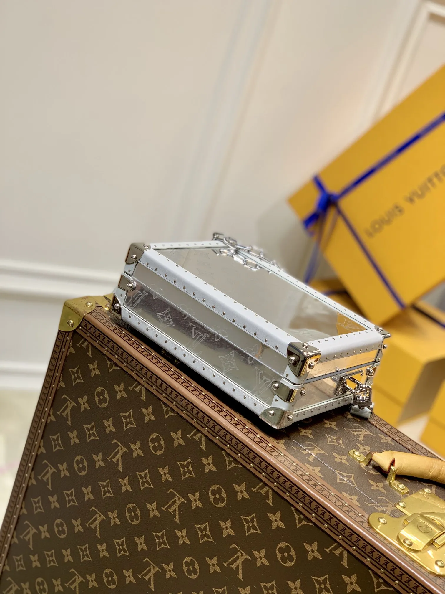 Louis Vuitton シルバー ミラーソフトトランク ファニーパック - 画像 (4)