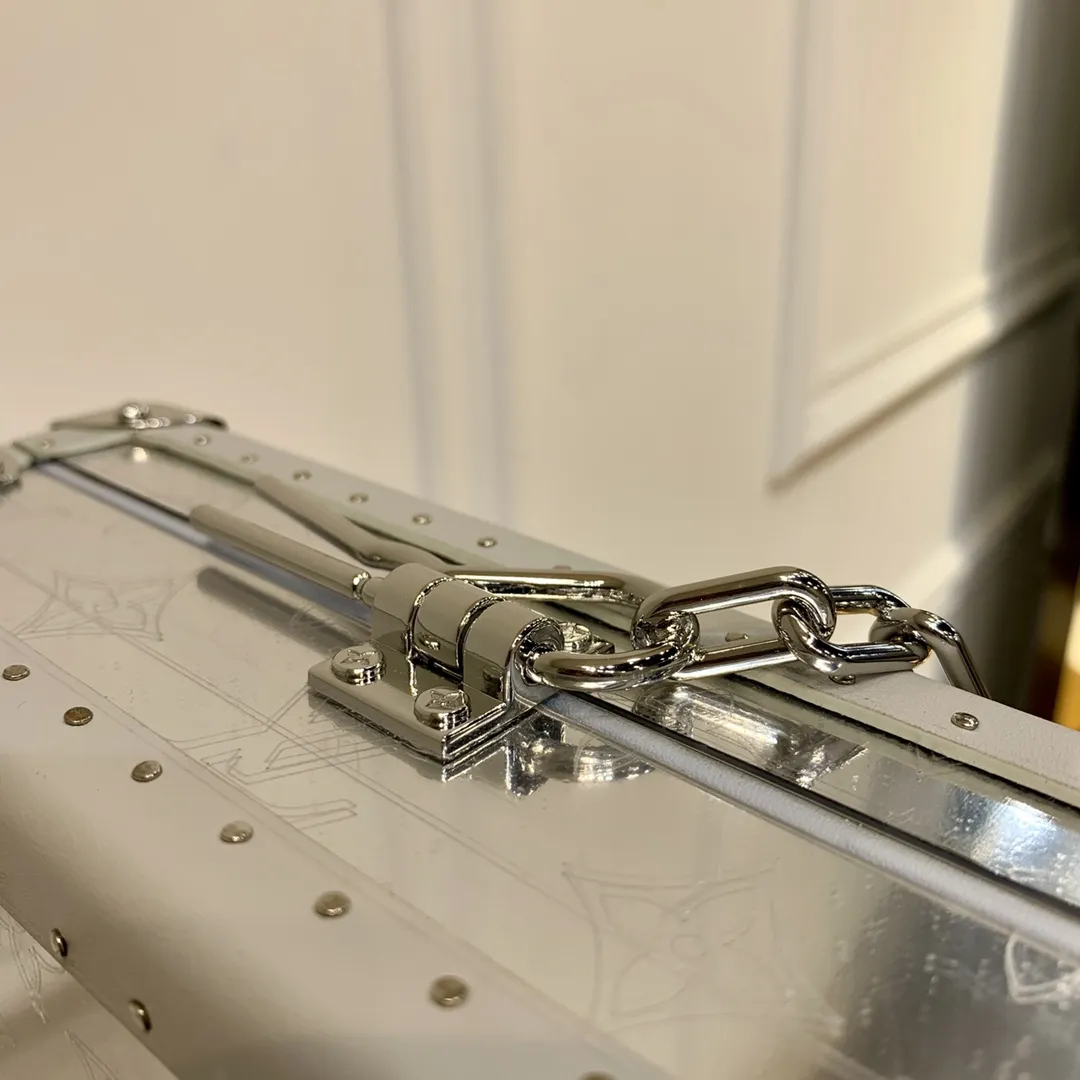 Louis Vuitton シルバー ミラーソフトトランク ファニーパック - 画像 (5)