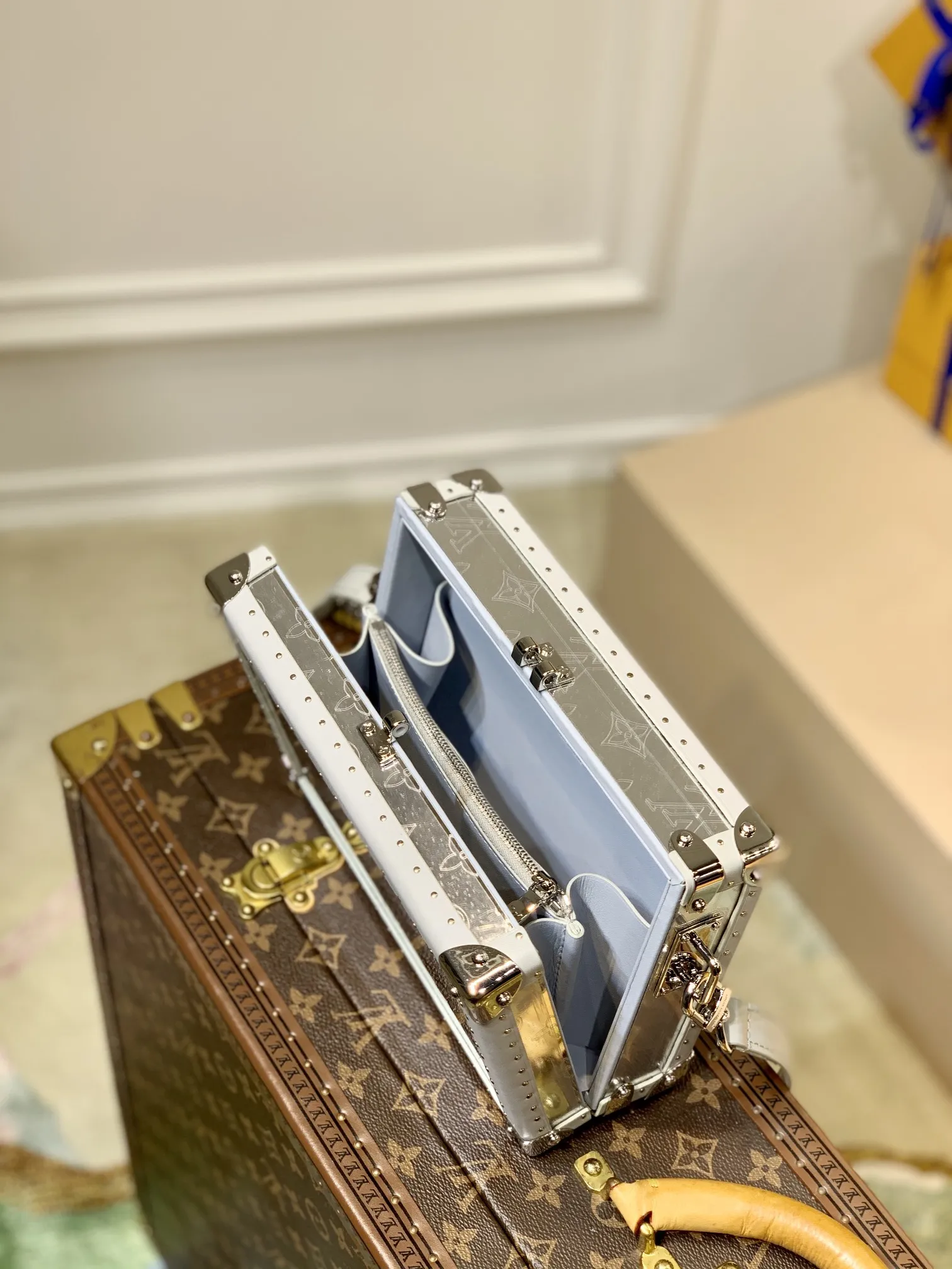 Louis Vuitton シルバー ミラーソフトトランク ファニーパック - 画像 (7)