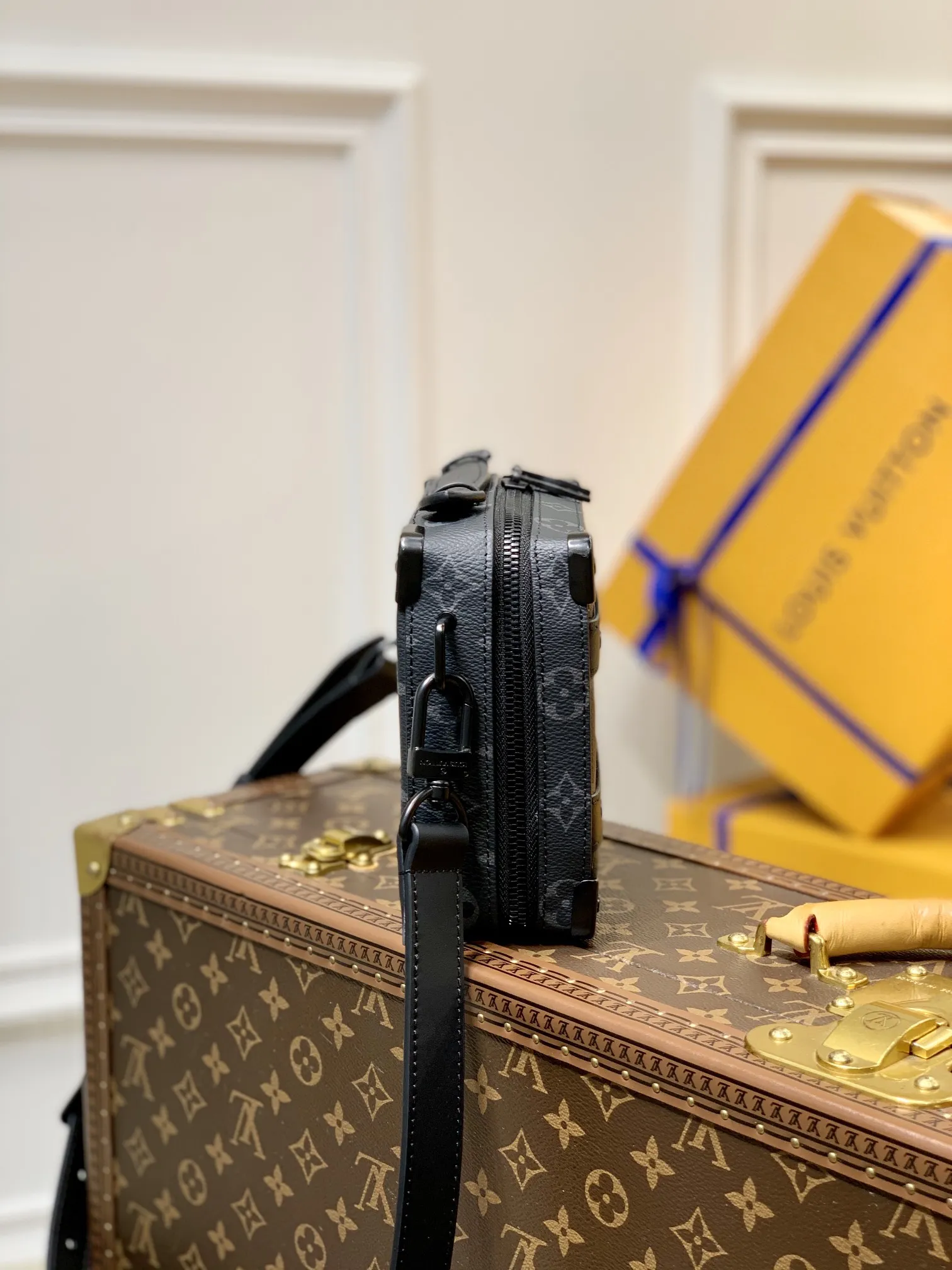 Louis Vuitton ルイヴィトン黒花ファニーパックショルダーバッグ - 画像 (4)