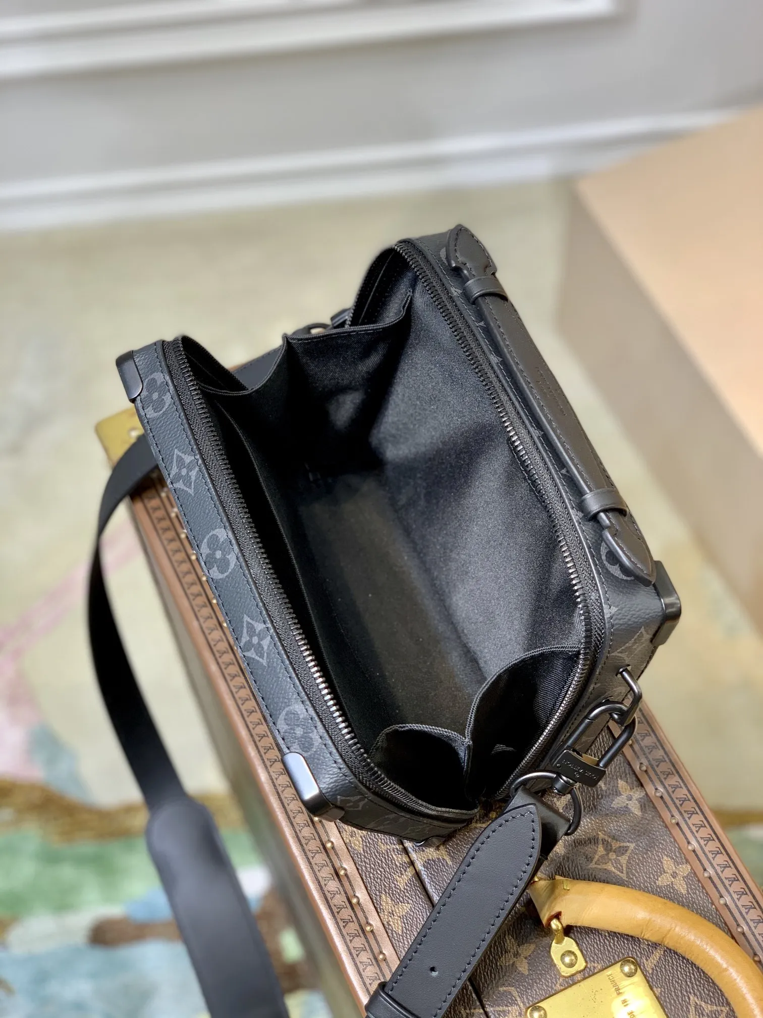 Louis Vuitton ルイヴィトン黒花ファニーパックショルダーバッグ - 画像 (9)