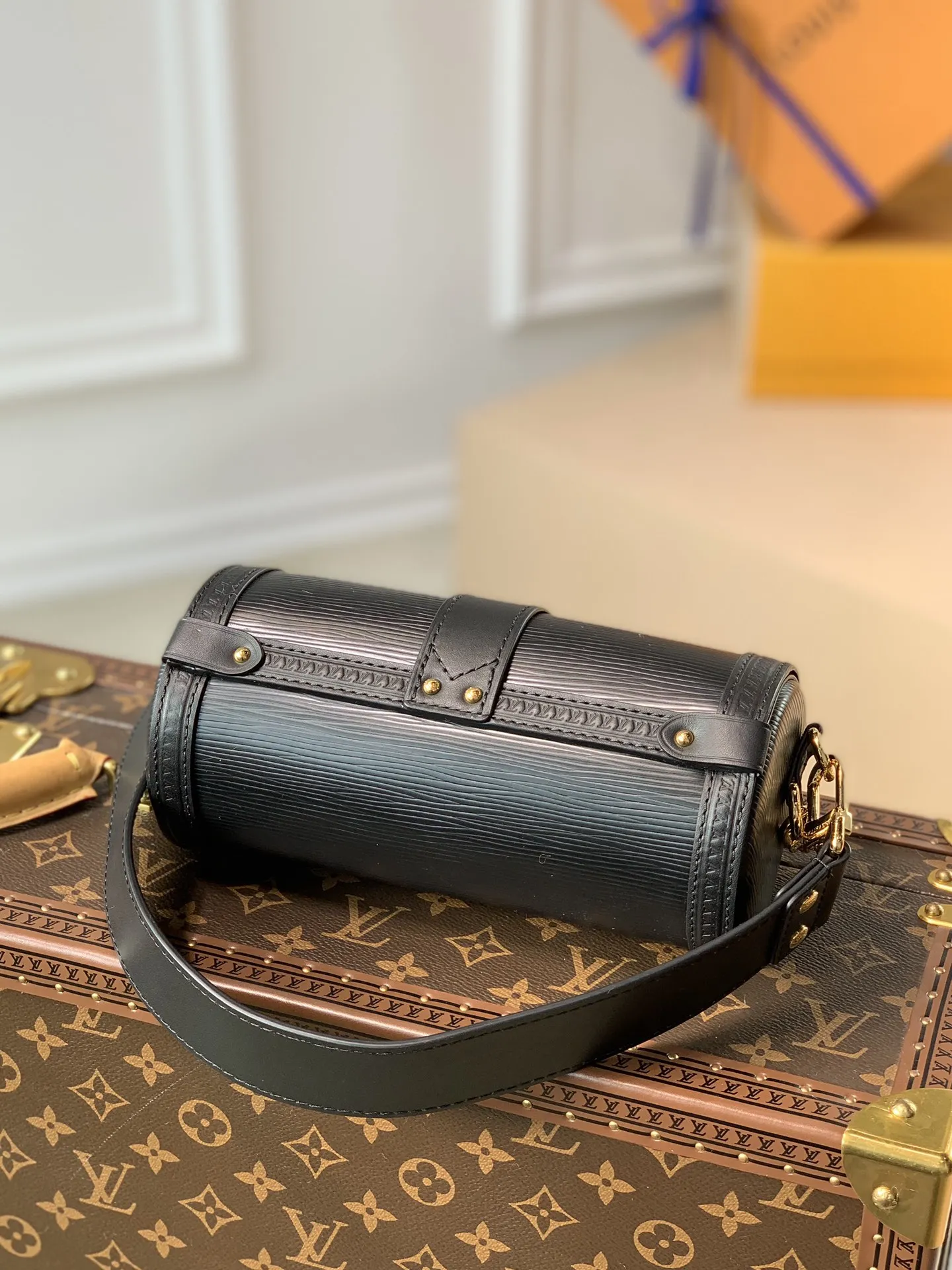 LOUIS VUITTON黒ファニーパックPapillon Trunk - 画像 (3)