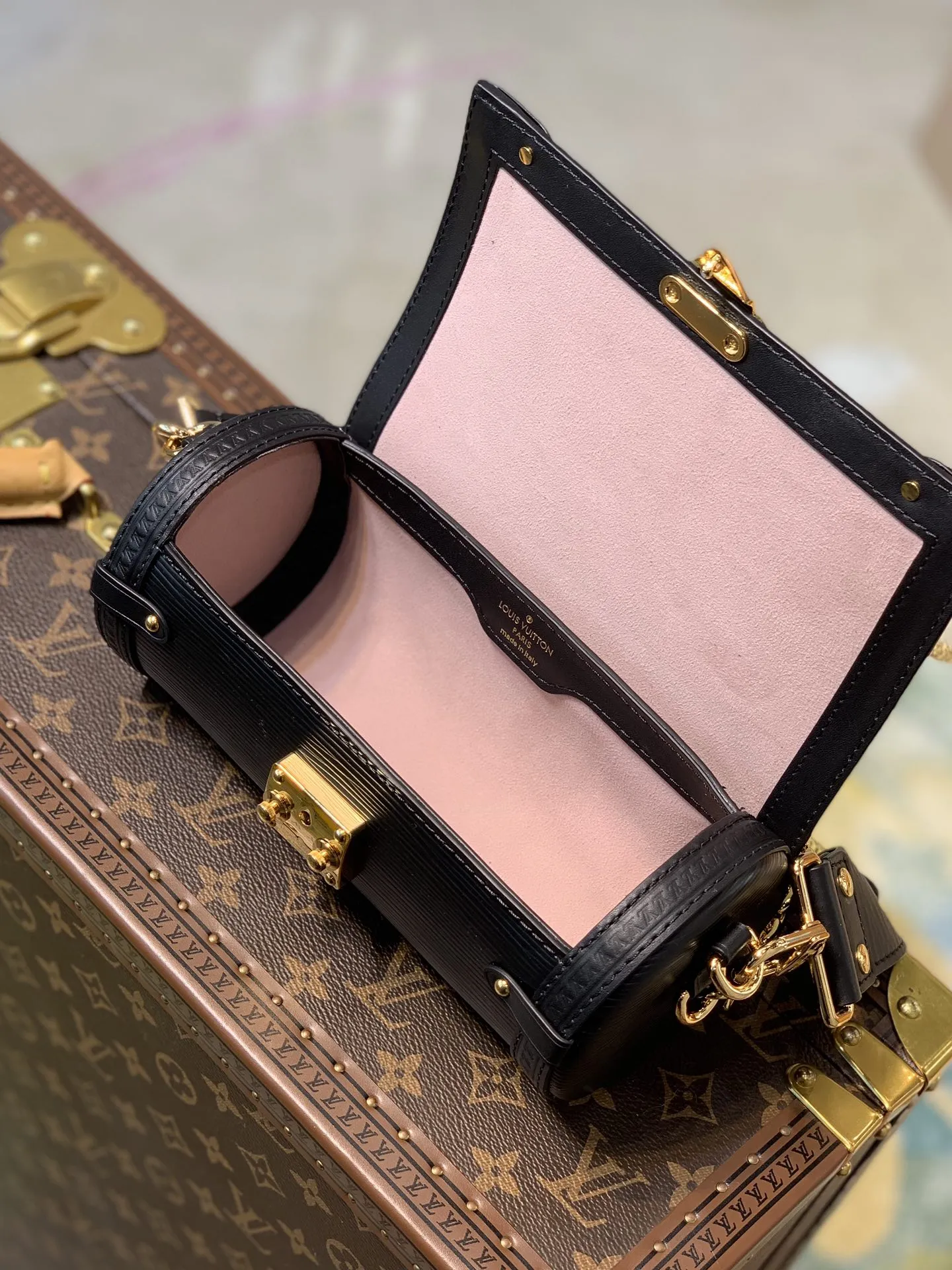 LOUIS VUITTON黒ファニーパックPapillon Trunk - 画像 (9)
