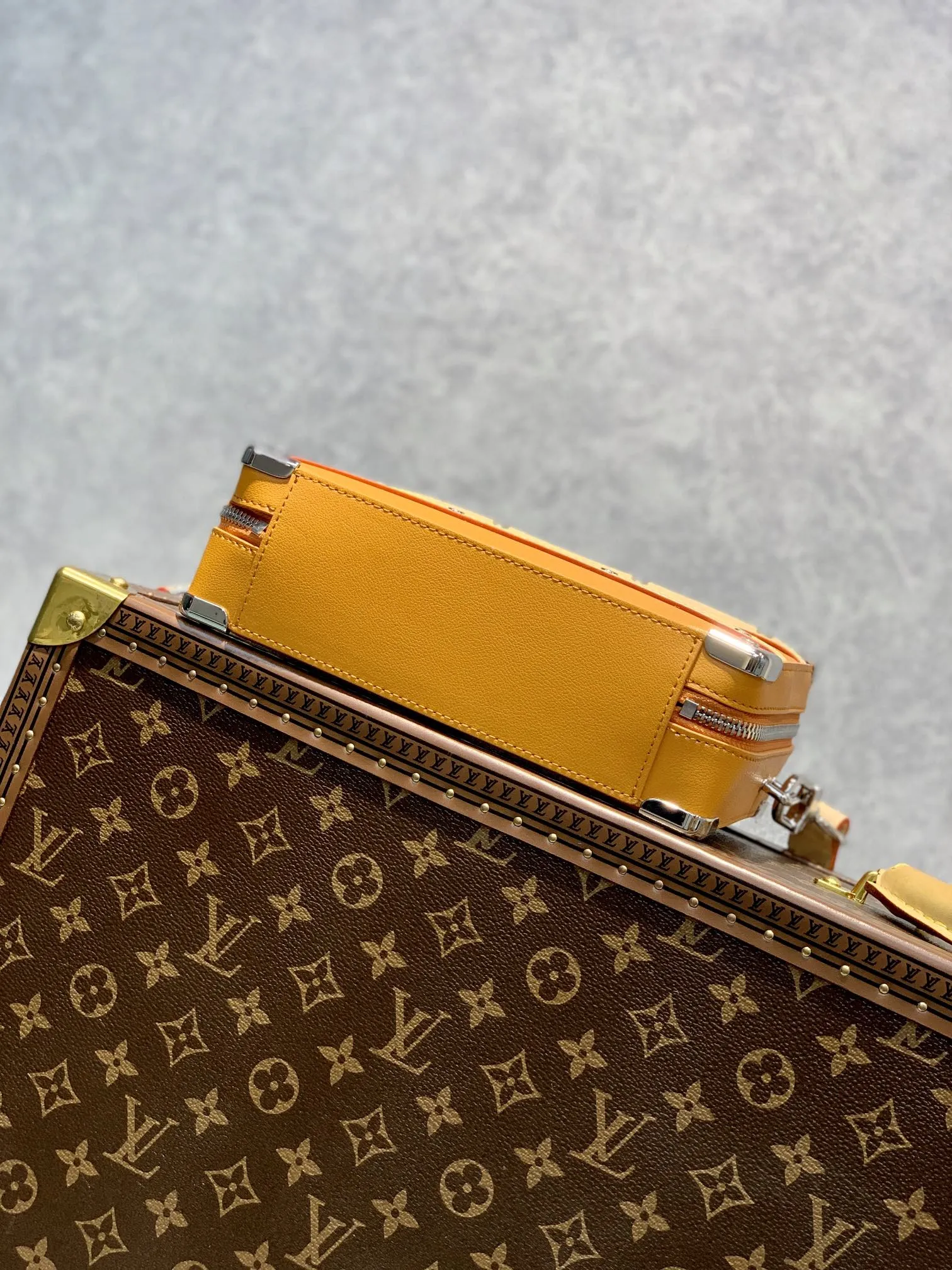 Louis Vuitton オレンジ シルクプリント ファニーパック - 画像 (5)