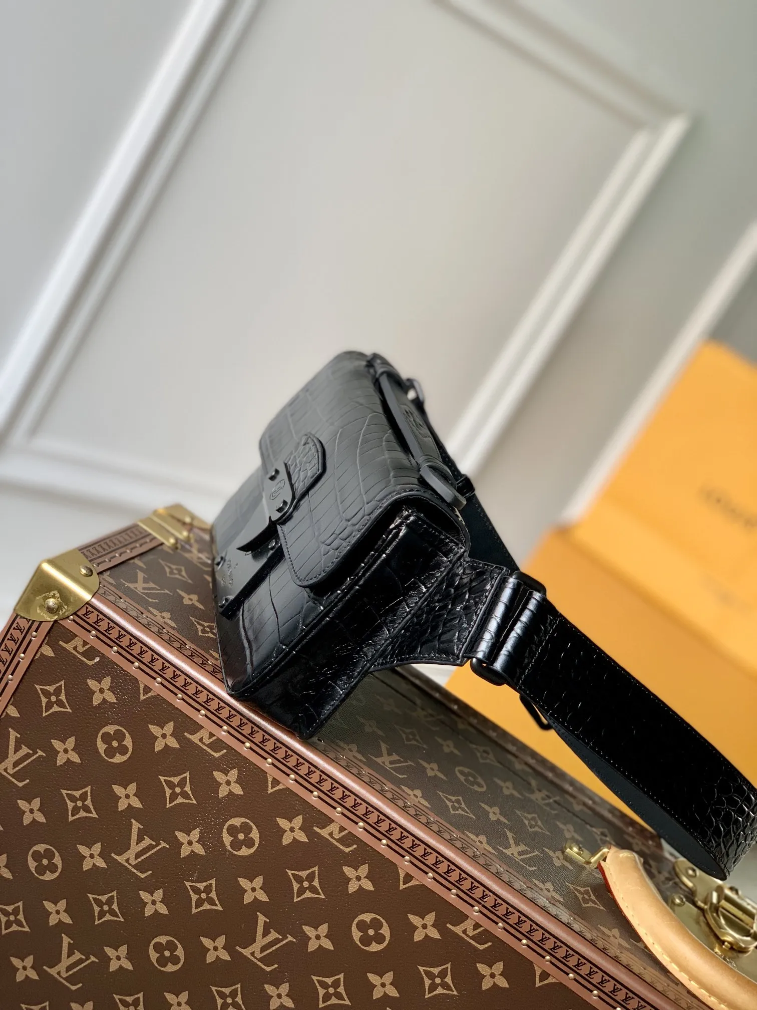 LOUIS VUITTON 黒 クロコダイル柄 ファニーパック - 画像 (4)