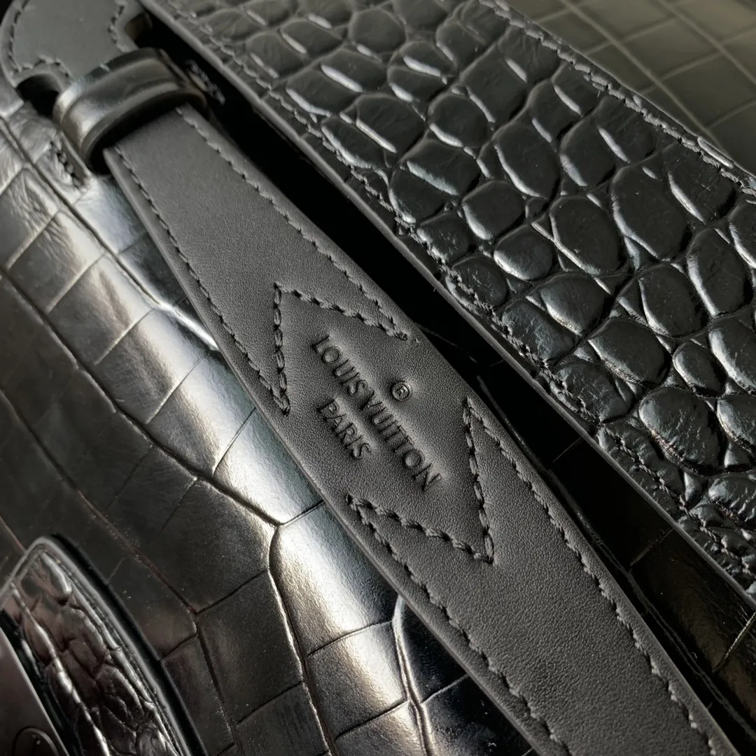 LOUIS VUITTON 黒 クロコダイル柄 ファニーパック - 画像 (7)