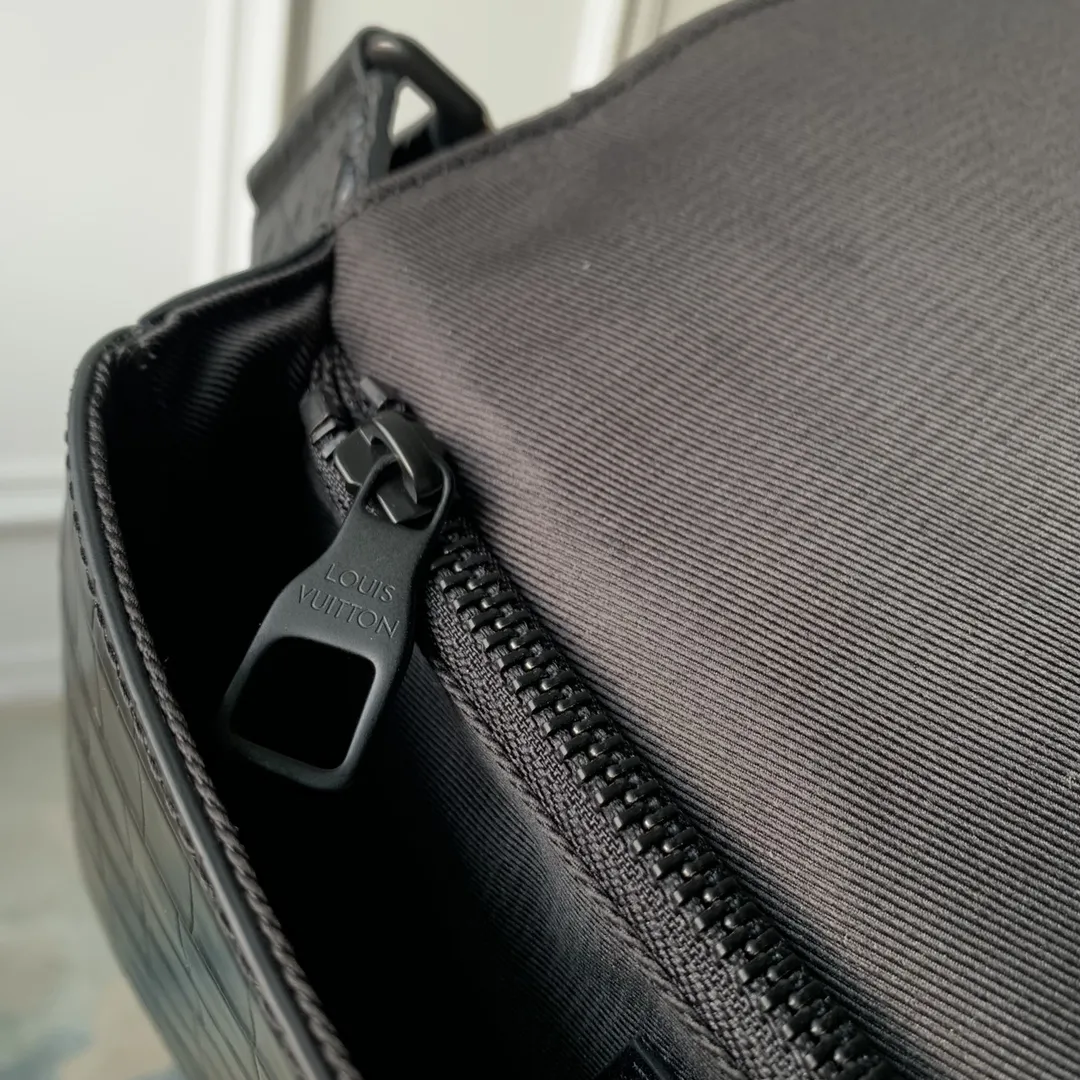 LOUIS VUITTON 黒 クロコダイル柄 ファニーパック - 画像 (9)