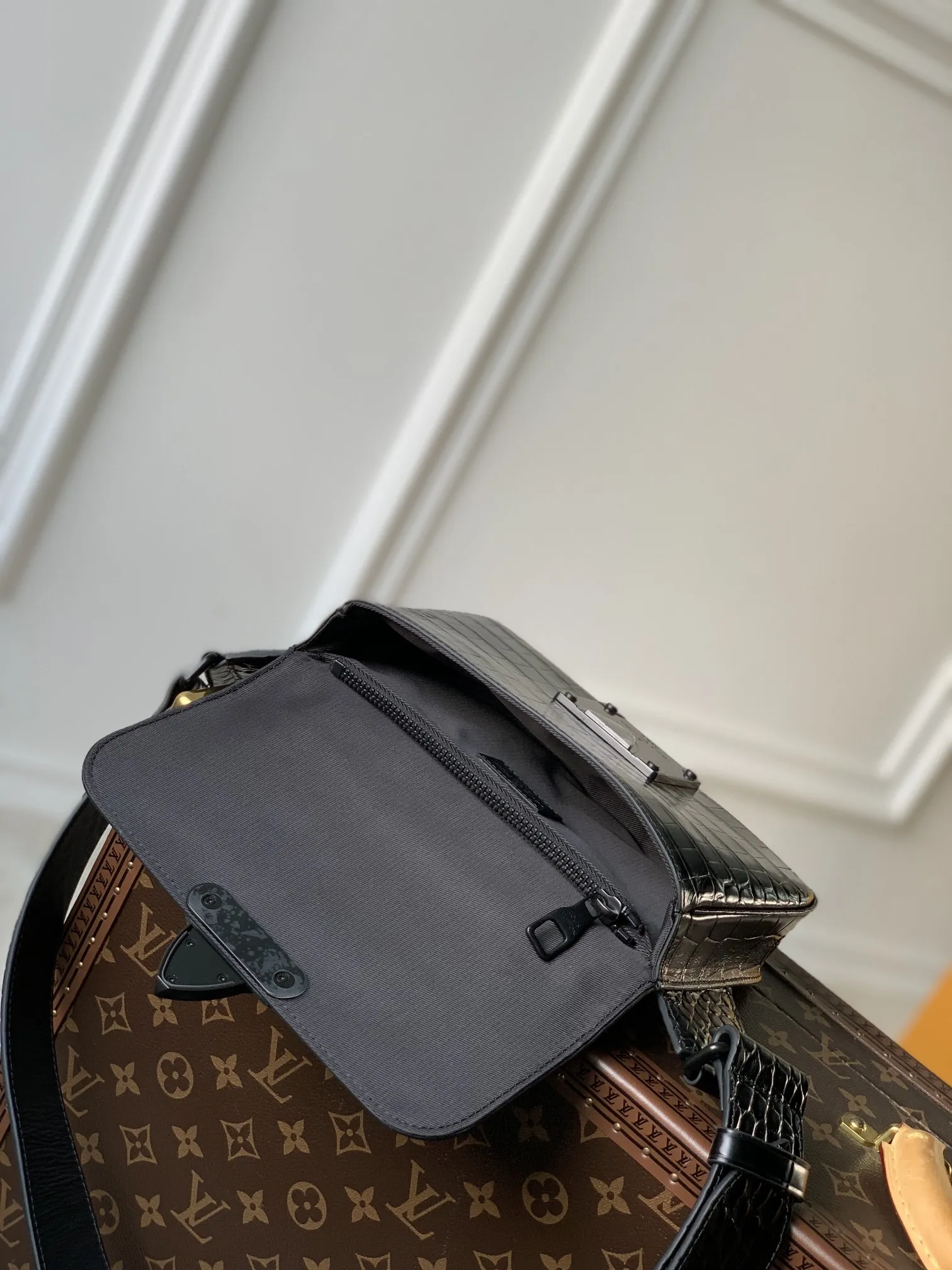 LOUIS VUITTON 黒 クロコダイル柄 ファニーパック - 画像 (10)