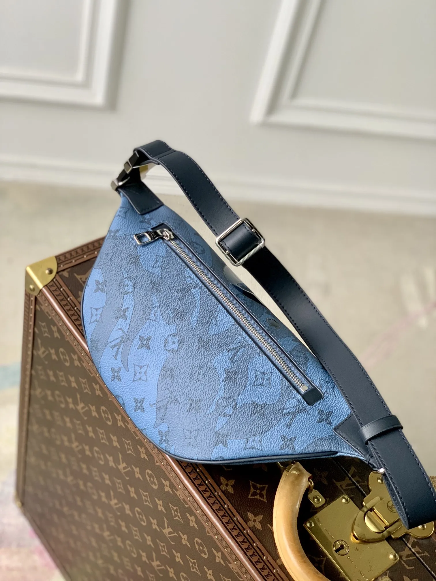 Louis Vuitton クリスタルディープブルー Discovery ファニーパック - 画像 (3)