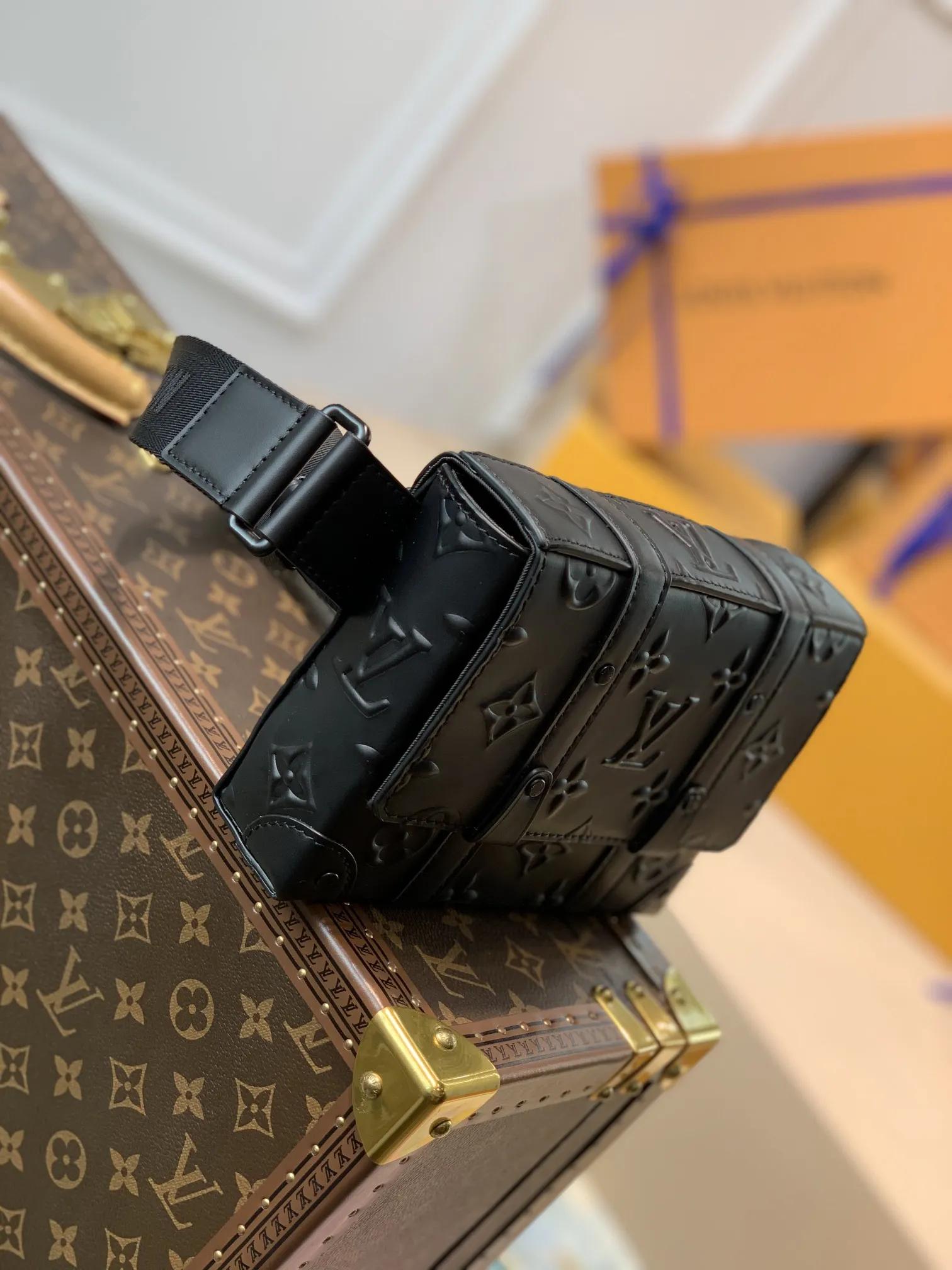 Louis Vuitton M57952 Trunk 黒 ファニーパック - 画像 (4)