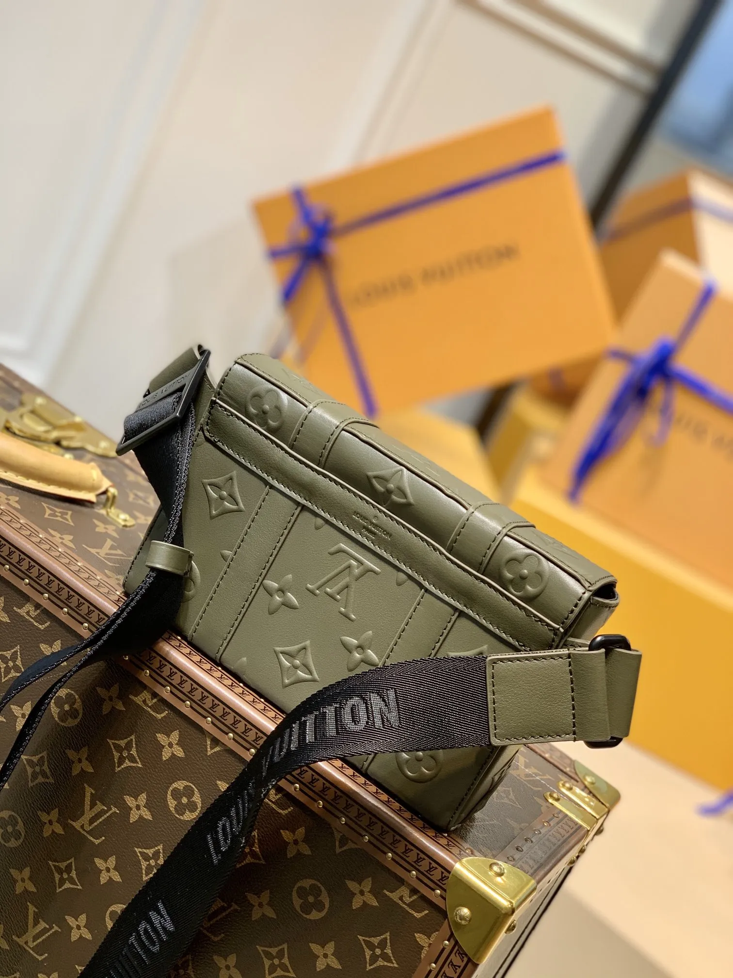 LOUIS VUITTON 緑色 Trunk ファニーパック - 画像 (3)