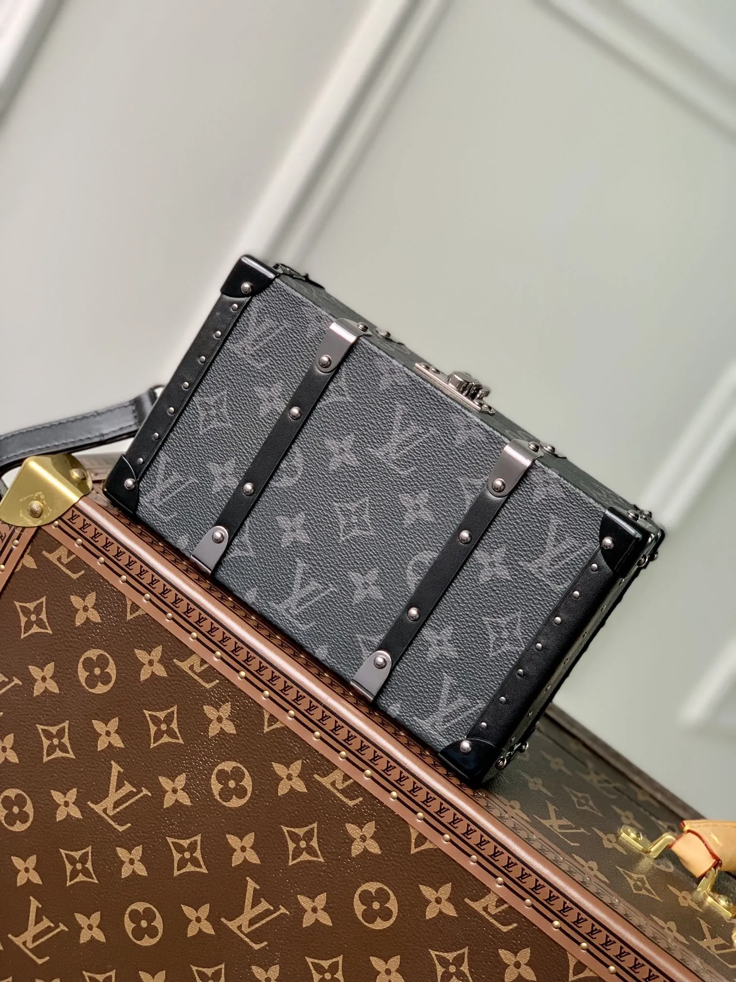 LOUIS VUITTON 黒花 Wallet Trunk ファニーパック - 画像 (3)