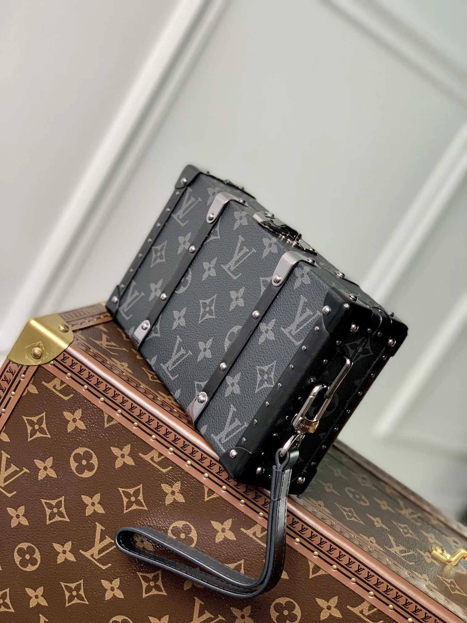 LOUIS VUITTON 黒花 Wallet Trunk ファニーパック - 画像 (4)