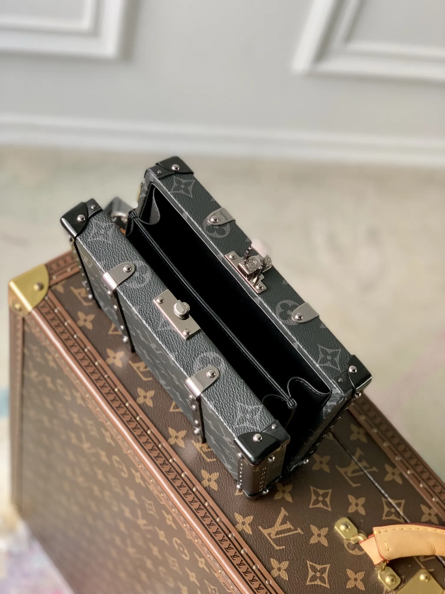 LOUIS VUITTON 黒花 Wallet Trunk ファニーパック - 画像 (9)