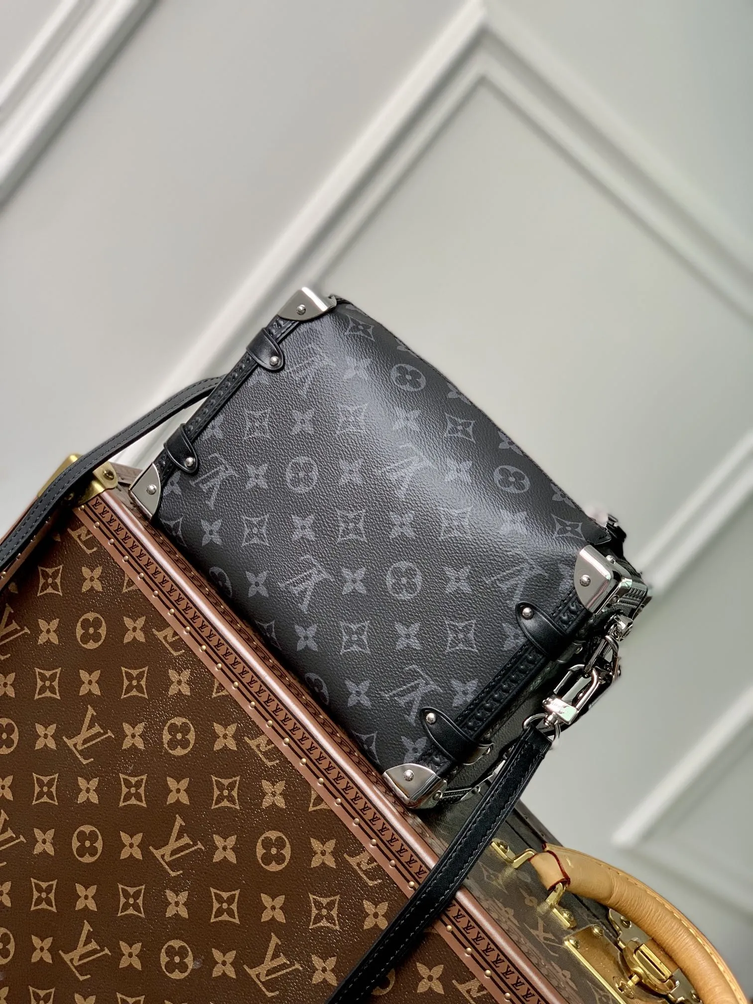Louis Vuitton 黒花ファニーパック Side Trunk PM - 画像 (3)