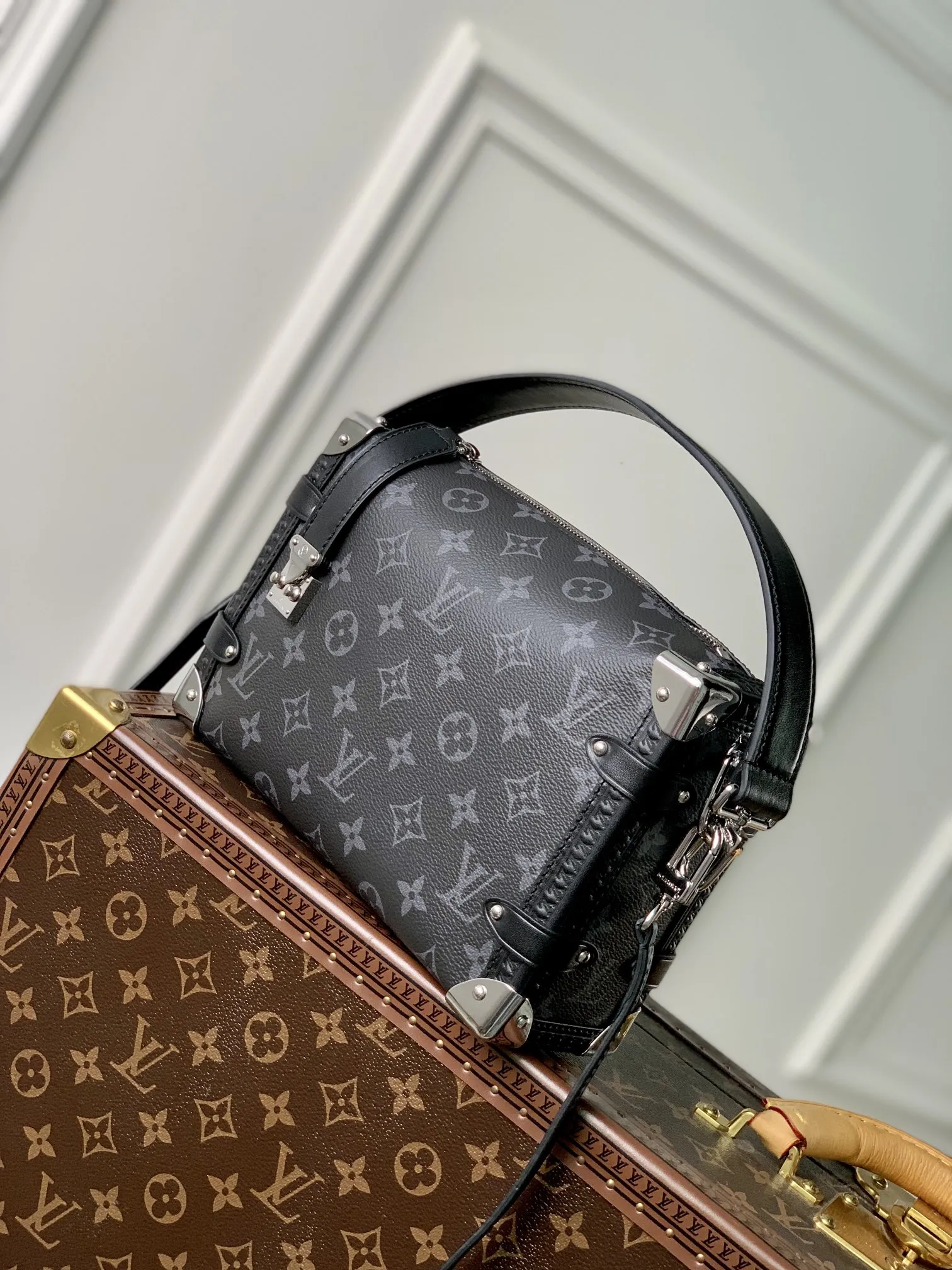 Louis Vuitton 黒花ファニーパック Side Trunk PM - 画像 (4)