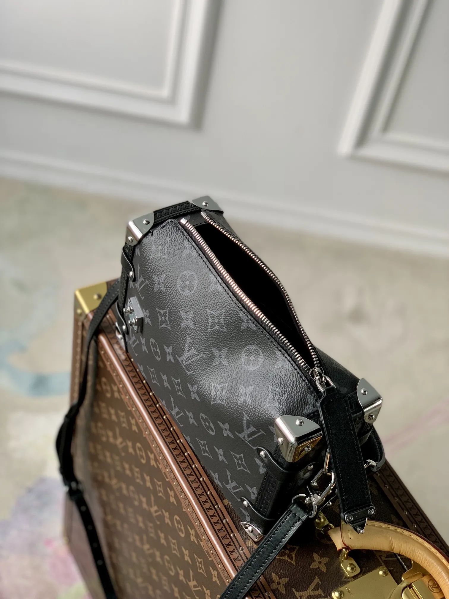 Louis Vuitton 黒花ファニーパック Side Trunk PM - 画像 (9)