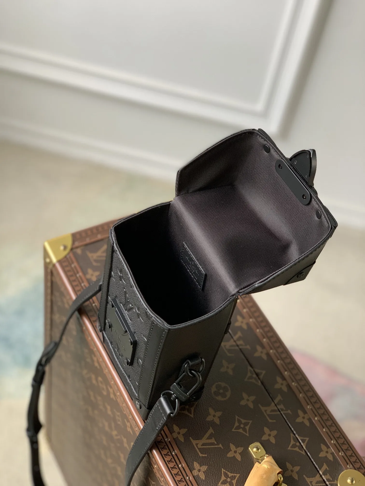 Louis Vuitton Vertical Trunk ミニバッグ ブラック - 画像 (8)