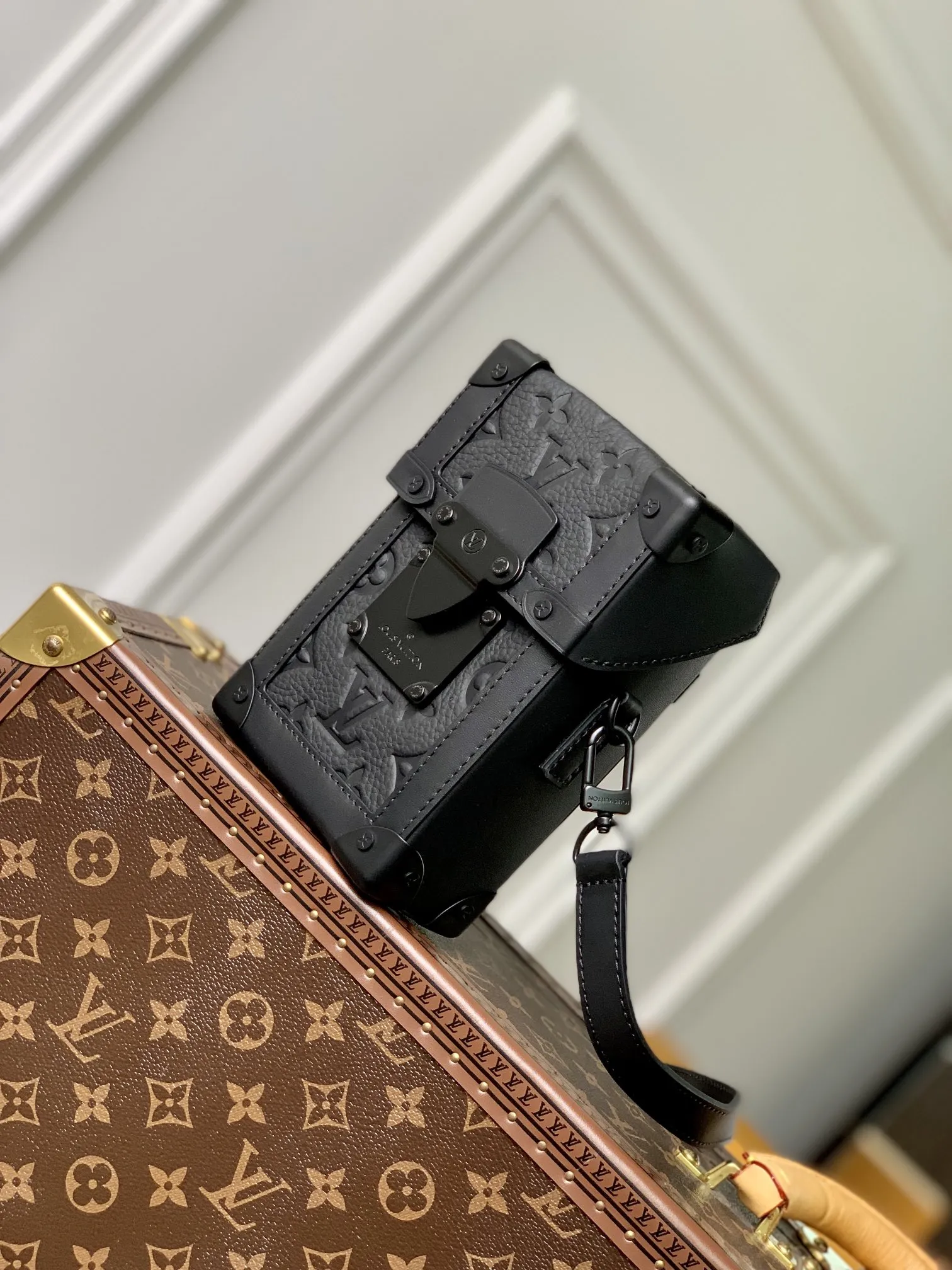 Louis Vuitton 黒 Vertical Trunk ファニーパック - 画像 (4)