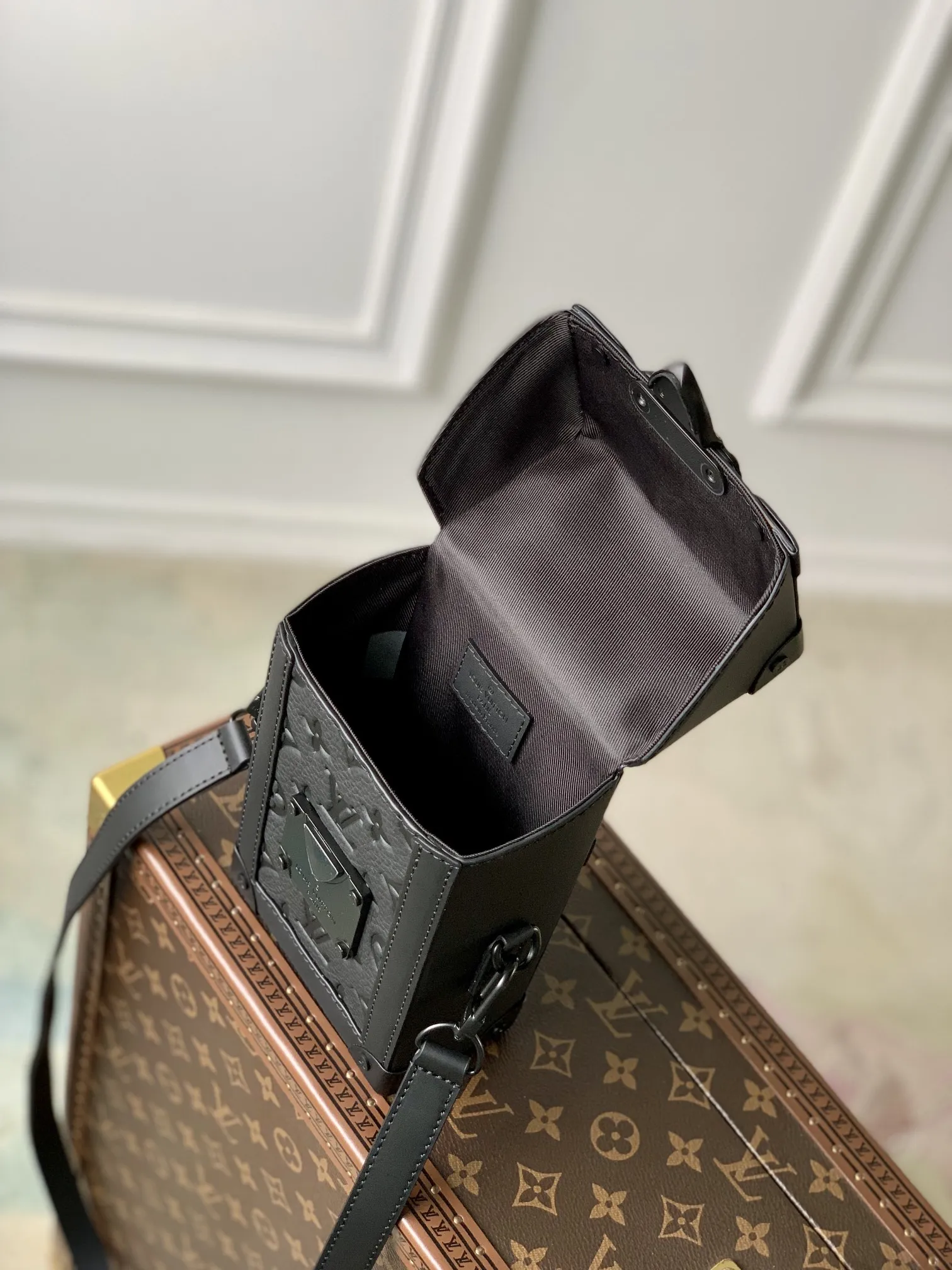 Louis Vuitton 黒 Vertical Trunk ファニーパック - 画像 (9)