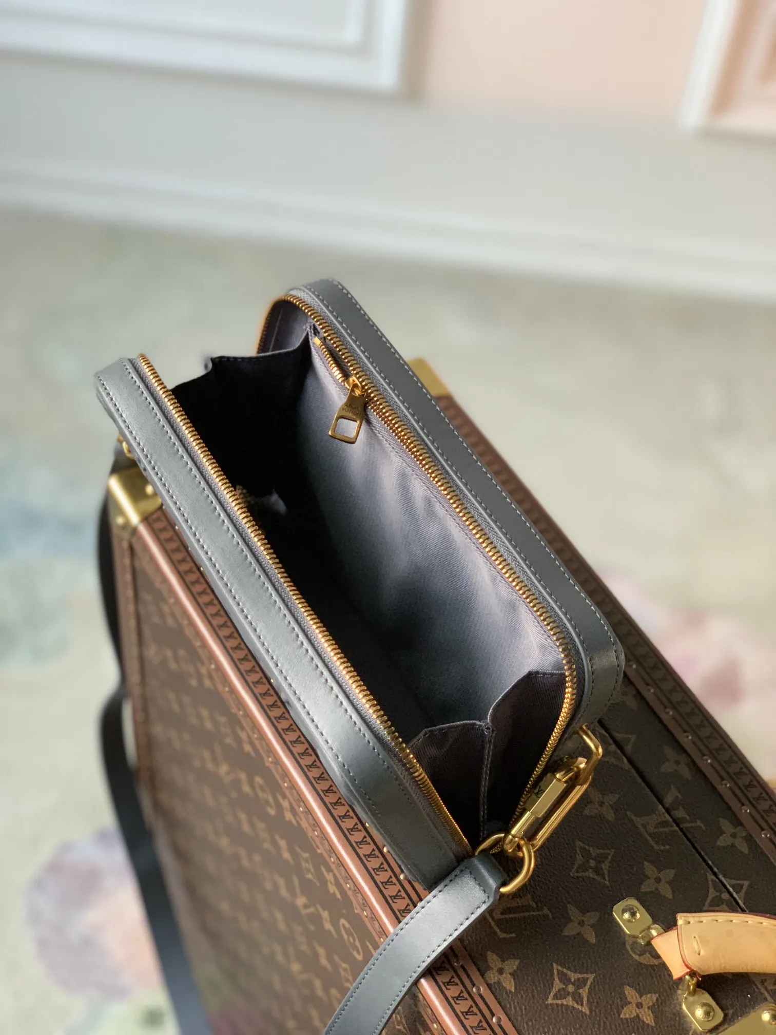 Louis Vuitton グレー浮き彫りファニーパック - 画像 (9)