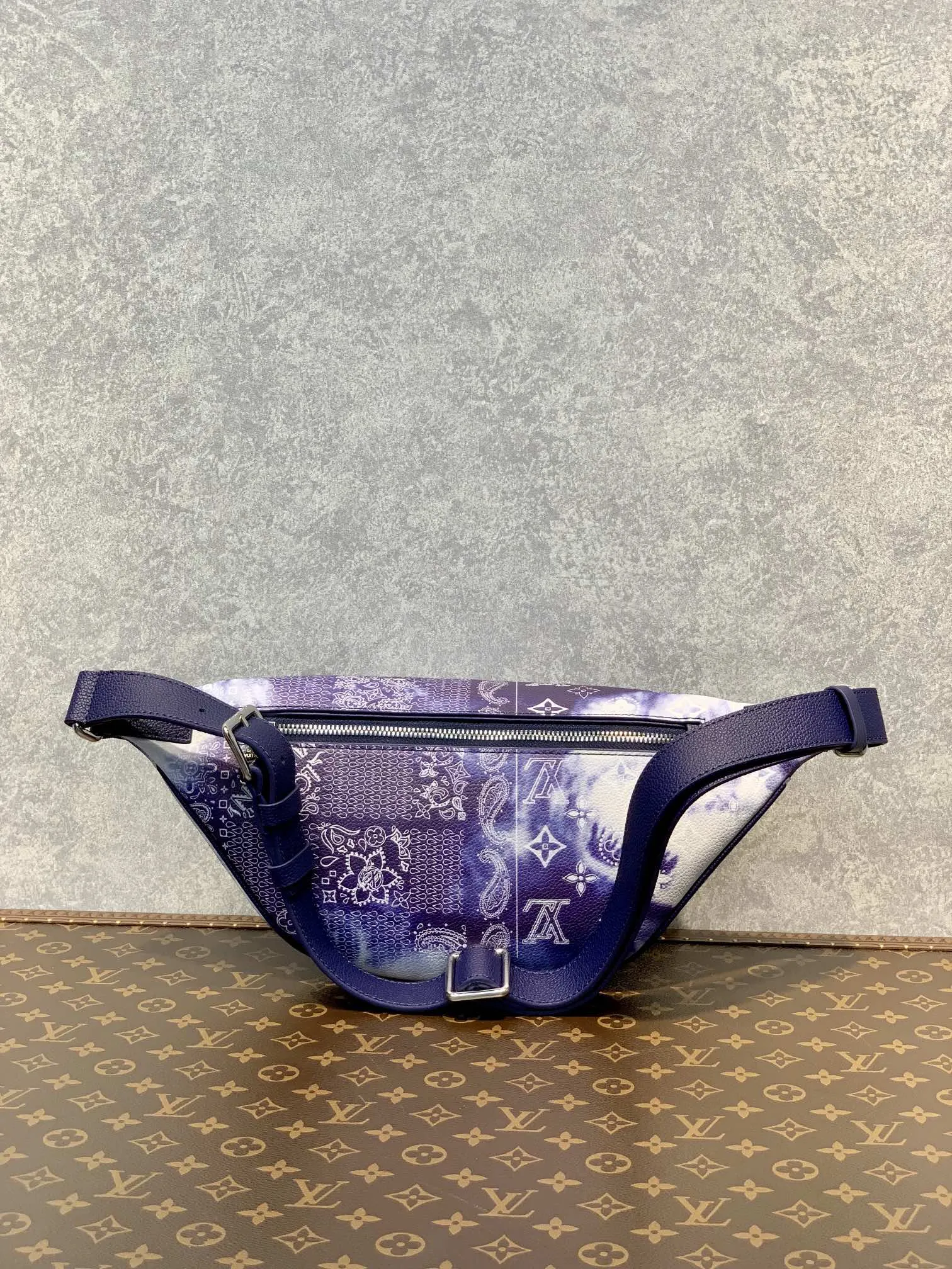 Louis Vuitton Discovery 星空の青 ファニーパックバンダナ柄 - 画像 (3)