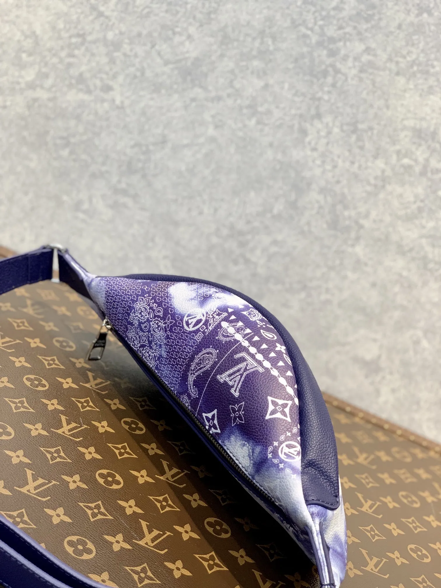 Louis Vuitton Discovery 星空の青 ファニーパックバンダナ柄 - 画像 (4)