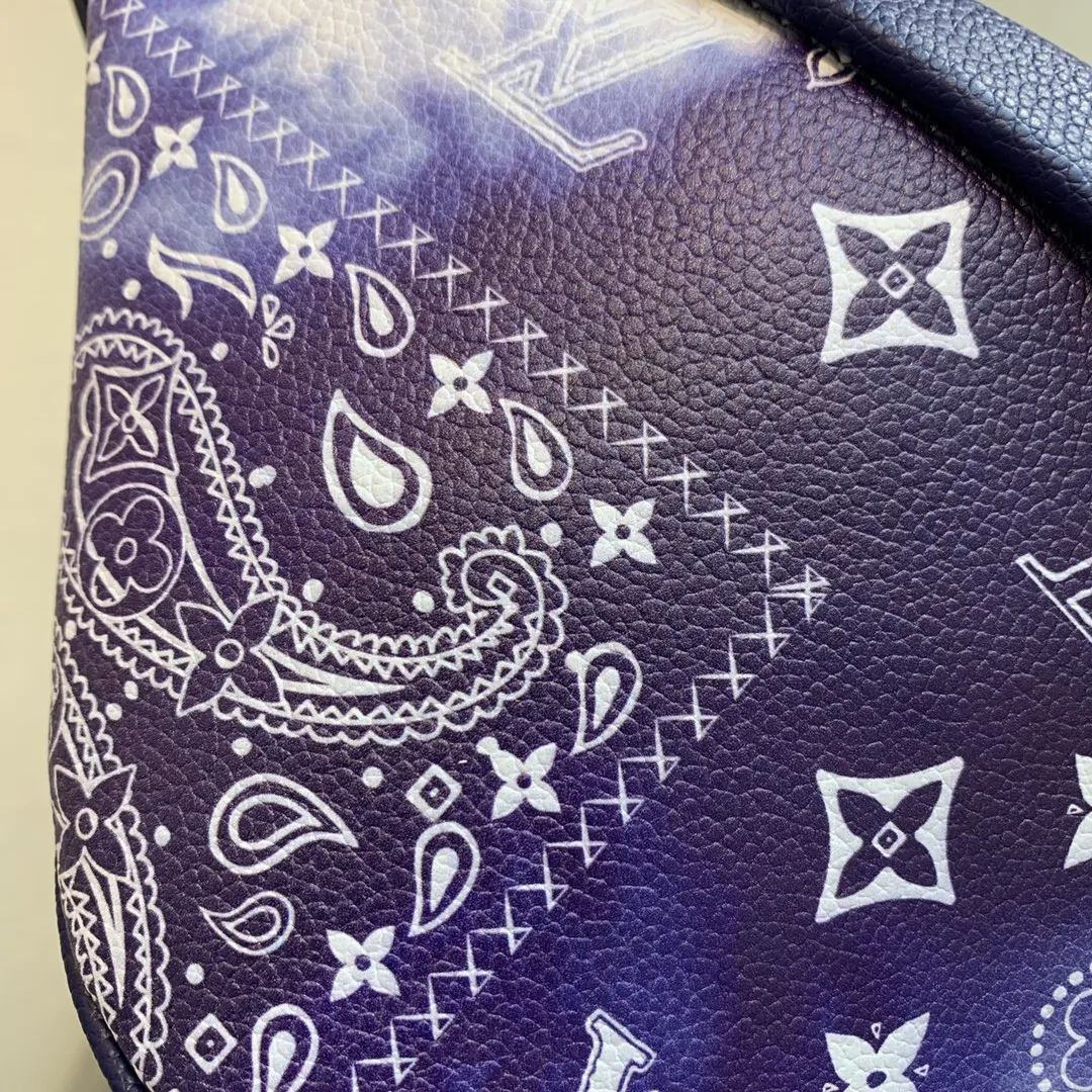 Louis Vuitton Discovery 星空の青 ファニーパックバンダナ柄 - 画像 (8)