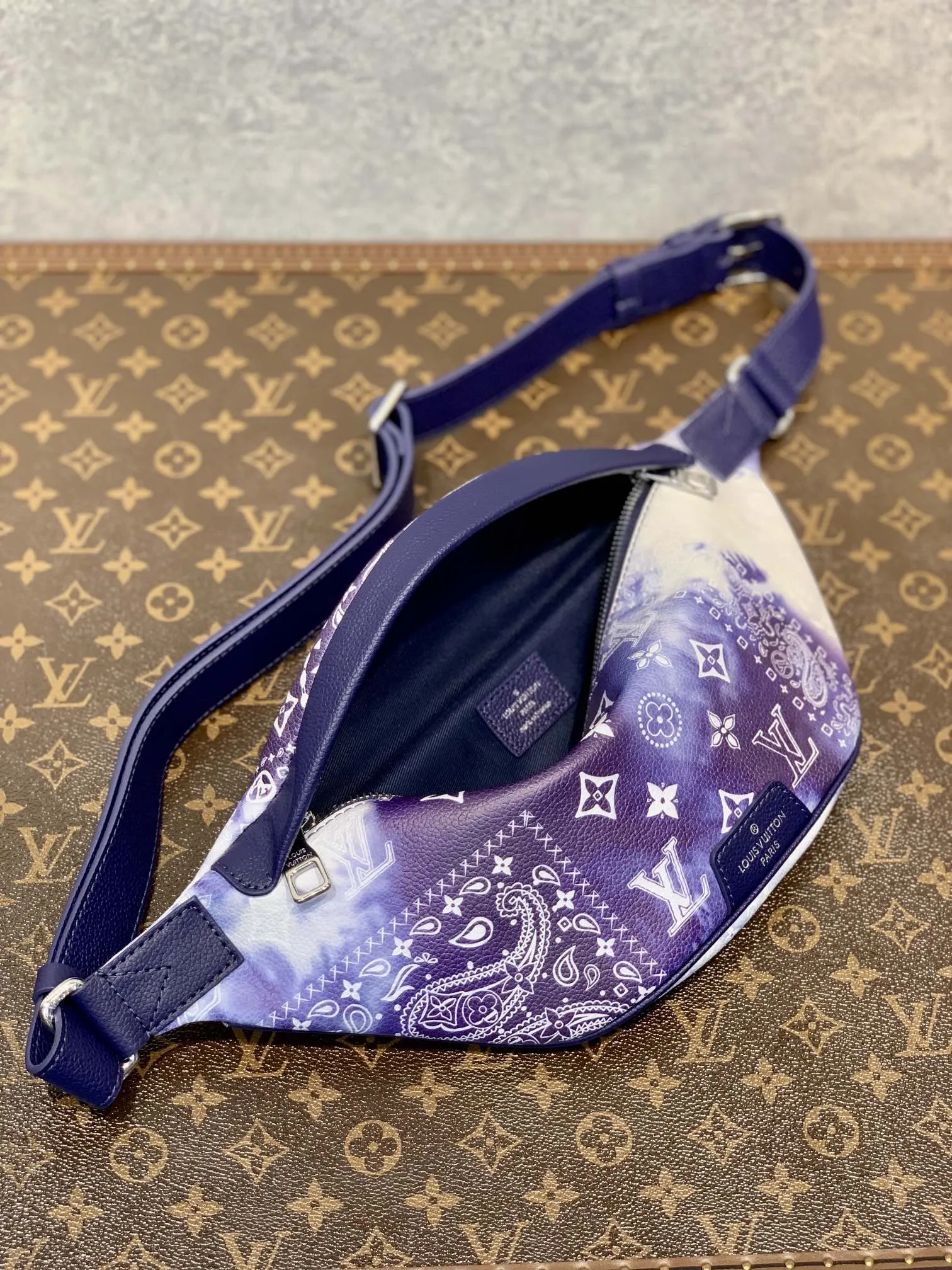 Louis Vuitton Discovery 星空の青 ファニーパックバンダナ柄 - 画像 (9)