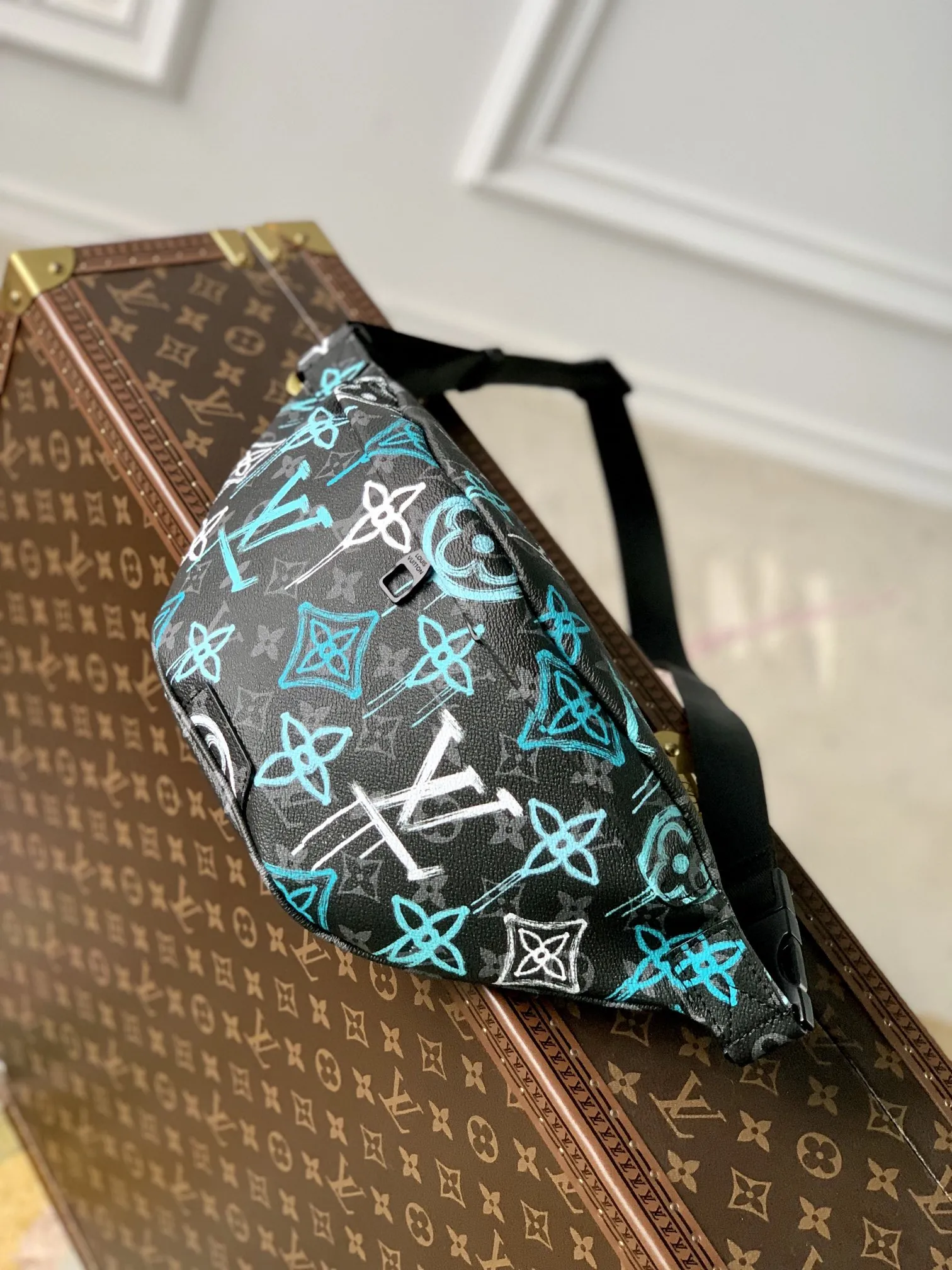 Louis Vuitton ブルー ファニーパック Monogram Eclipse - 画像 (4)