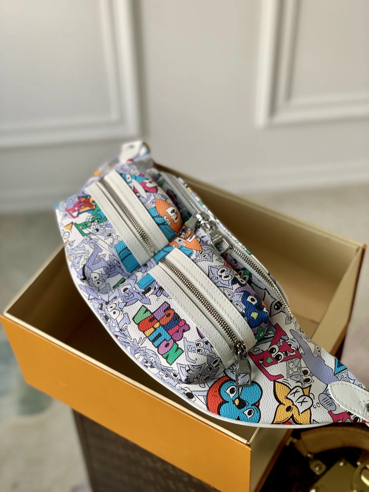 LOUIS VUITTON ダミエグラファイト ファニーパック 白花 - 画像 (3)