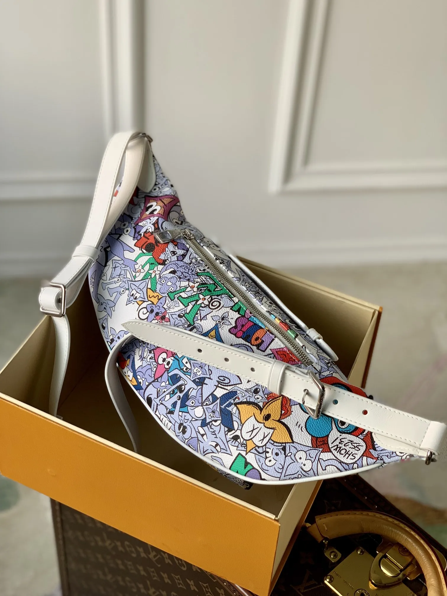 LOUIS VUITTON ダミエグラファイト ファニーパック 白花 - 画像 (4)